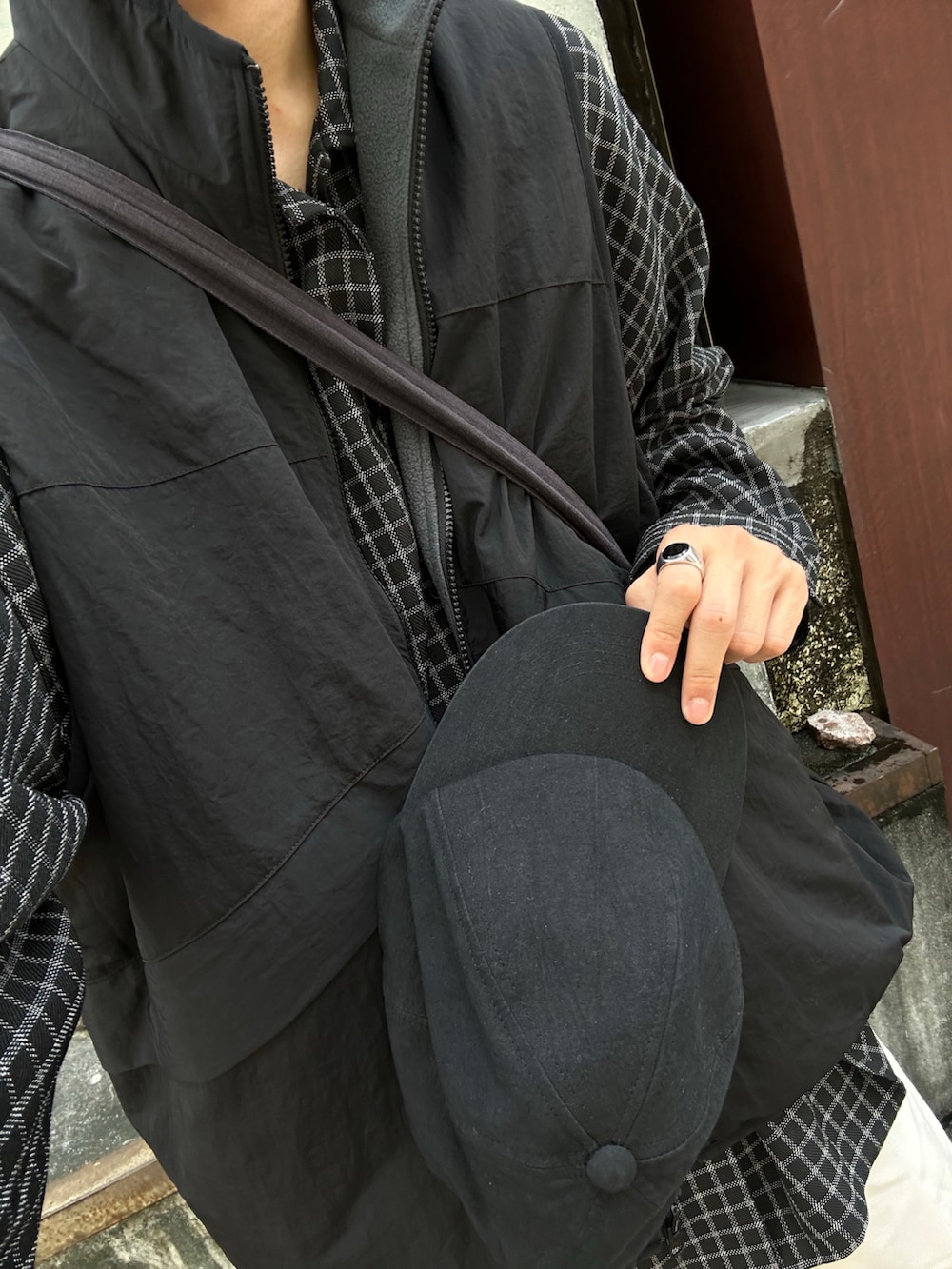 「休日スタイル、オトナカジュアル、お出かけコーデ、秋服準備はじめました、モノトーン、チェック、チェックシャツ、白パンツ、バギーパンツ、カジュアルコーデ、秋」｜「CASPER JOHNのImitation wool huge shirts/イミテーションウールヒュージシャツ（シャツ/ブラウス、ブラック系）」を使った、KAIさん（メンズ・183cm）の秋コーディネートの2枚目の写真