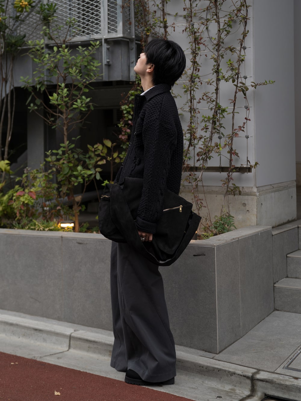 グレー系のシャツ/ブラウス、グレー系のスラックス、ブラック系のショルダーバッグを着用したメンズの冬コーディネートの2枚目の写真