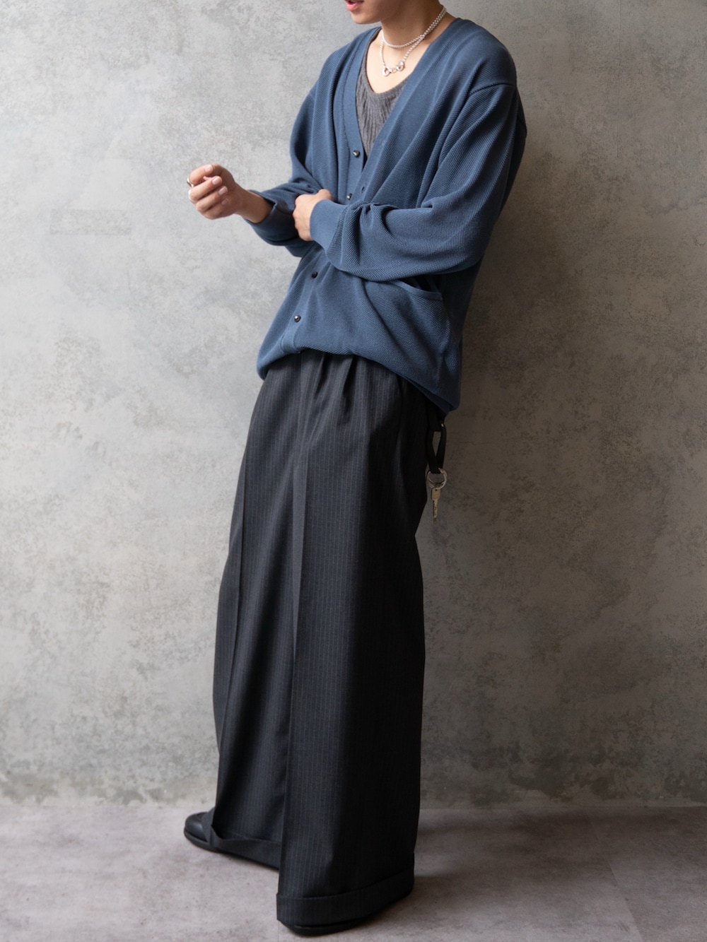 「夏ルックで気分アップ、グレー、カーディガン、大人コーデ、休日スタイル、スラックス、シンプルコーデ」｜「Camphor woodの２tuck wide baggy slacks / ２タックワイドバギーフレアスラックス（スラックス、グレー系）」を使った、KAIさん（メンズ・183cm）の夏コーディネートの4枚目の写真