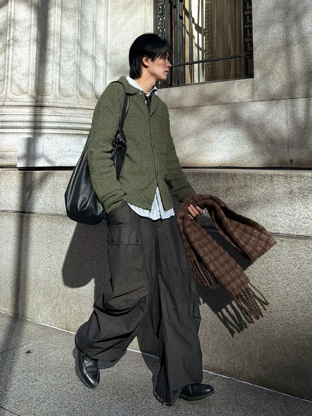 その他のカーディガン/ボレロ、グレー系のシャツ/ブラウス、ブラック系のローファーを着用したメンズの冬コーディネートの3枚目の写真