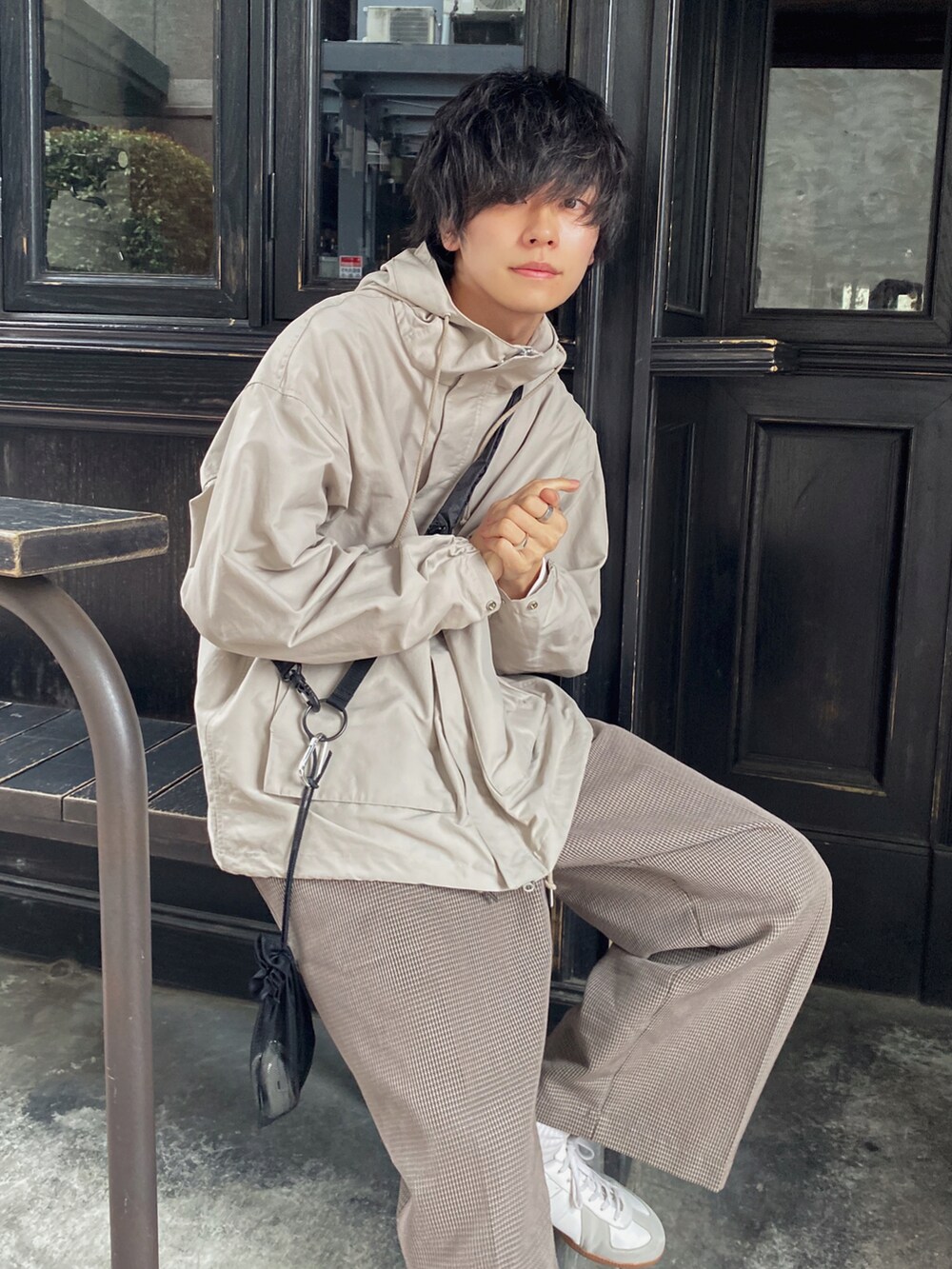 「春服みてみて、ジャーマントレーナー、ミリタリー、春コーデ、チェックパンツ、休日コーデ、ワイドパンツ、フィールドジャケット、ミニバッグ、ゆるコーデ」｜「SLICKのC/Nyグログランフィールドパーカー（ミリタリージャケット、ベージュ系）」を使った、KAIさん（メンズ・183cm）の春コーディネートの3枚目の写真