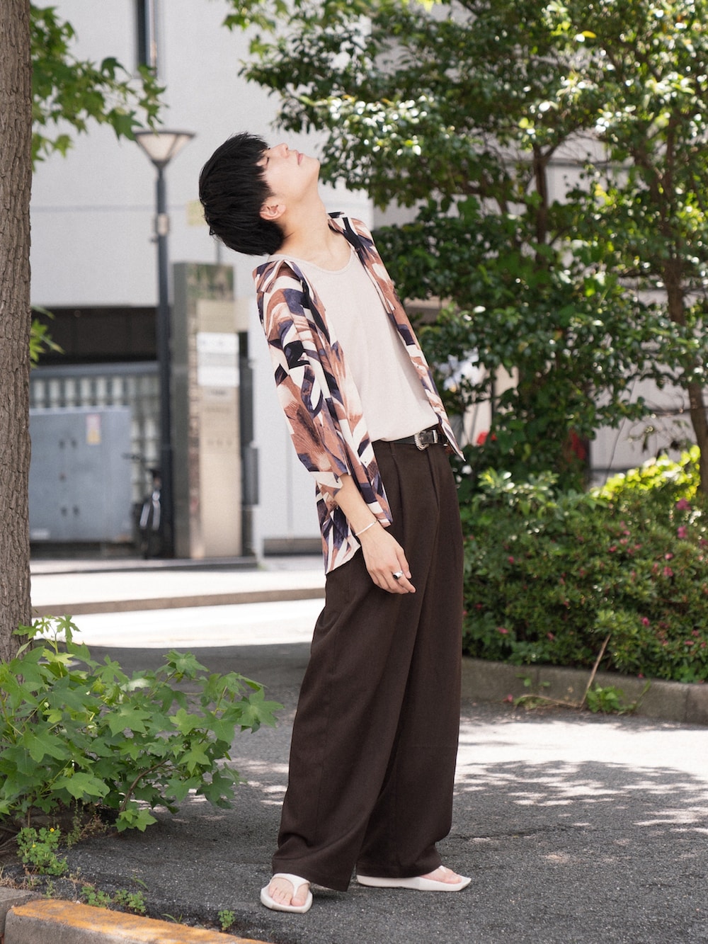 「柄シャツ、タックイン、休日スタイル、初夏コーデ、大人コーデ、ゆるコーデ、WEARyouthコーデ、夏コーデ、アースカラー、休日コーデ、サンダル、CASPER JOHN、muleboy」｜「CASPER JOHNのWaffle layered tank top/ワッフルレイヤードタンクトップ（タンクトップ、ベージュ系）」を使った、KAIさん（メンズ・183cm）の春コーディネートの3枚目の写真
