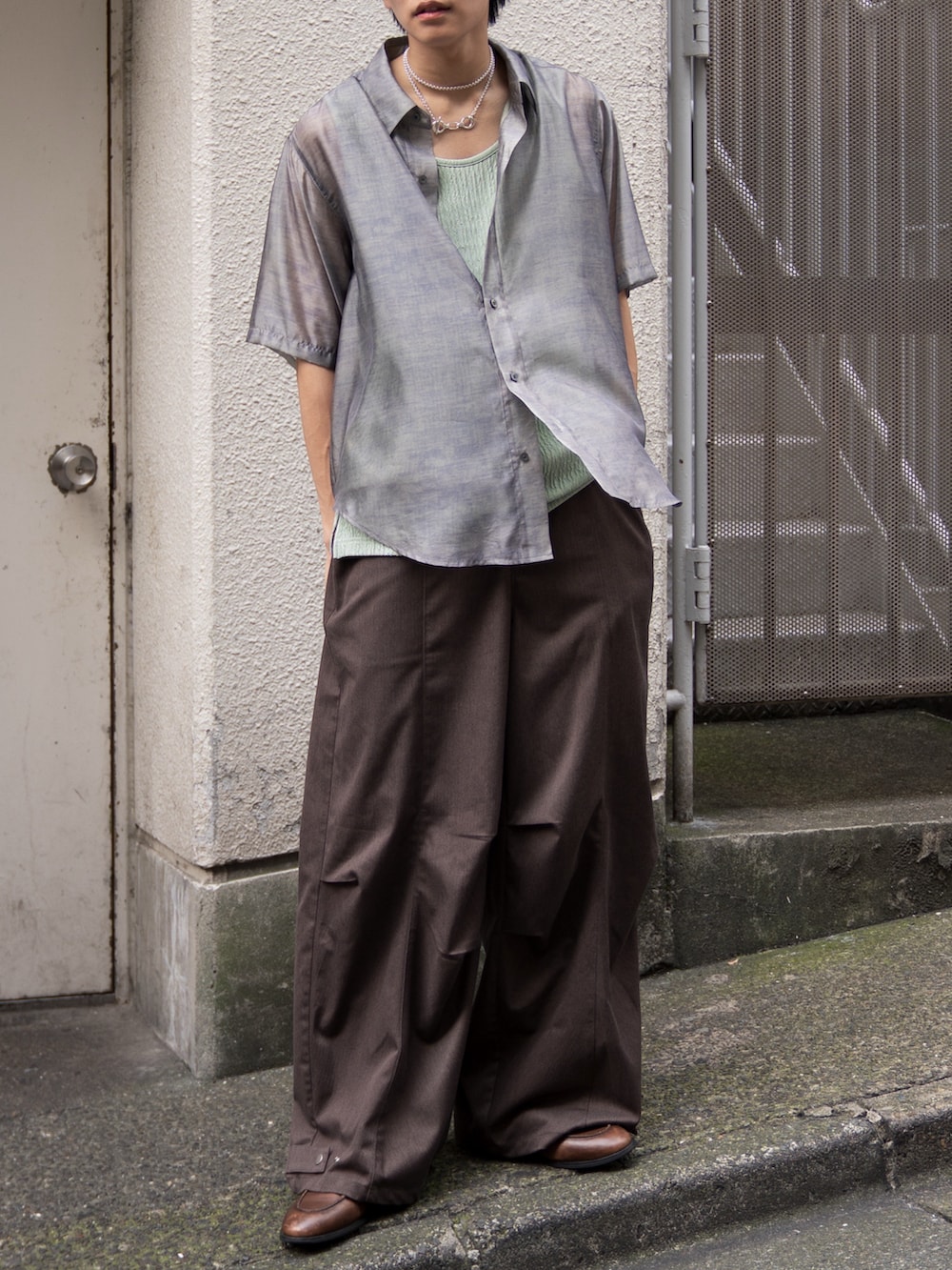 ブラウン系のローファー、ブラウン系のスラックス、ベージュ系のシャツ/ブラウスを着用したメンズの夏コーディネートの2枚目の写真