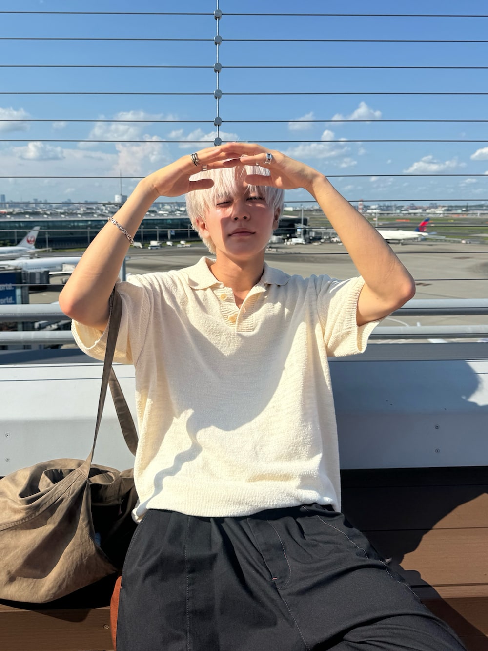 「アツいコーデ全部見せ、お出かけコーデ、休日スタイル、夏コーデ、ニットポロ、シンプルコーデ、韓国コーデ、ショルダーバッグ、ラフコーデ」｜「coorのアイテム（ポロシャツ、ベージュ系）」を使った、KAIさん（メンズ・183cm）の夏コーディネートの2枚目の写真