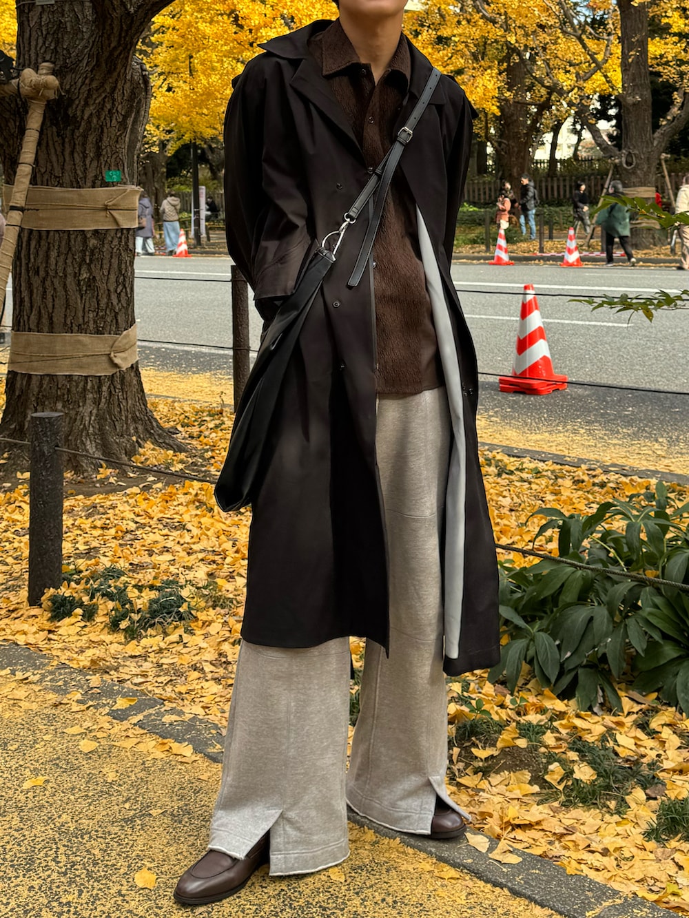 「新星WEARISTAにエントリー、WEARyouthコーデ、レインコート、フーデットコート、大人カジュアル、カジュアルコーデ、スウェットパンツ、革靴、秋コーデ、ショルダーバッグ、ゆるコーデ、マイベストコーデ2023、休日コーデ、おでかけコーデ、きれいめカジュアル」｜「VICTIMのVICTIM ヴィクティム / SEAMLESS BIG COAT / VTM-22-C-001（モッズコート、ブラック系）」を使った、KAIさん（メンズ・183cm）の冬コーディネートの4枚目の写真