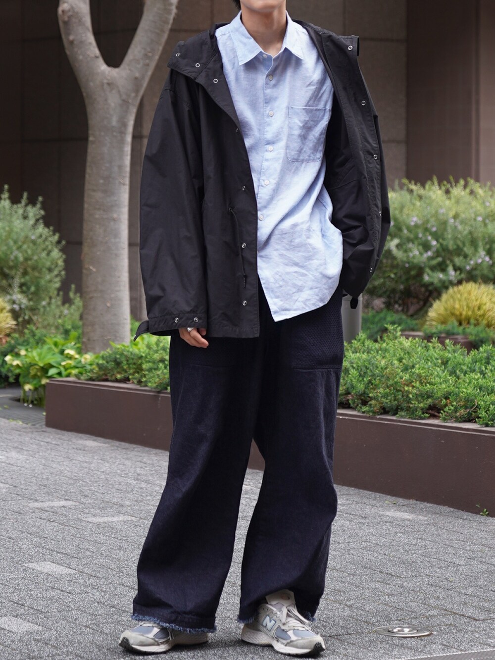 「大人カジュアル、カジュアルコーデ、春夏コーデ、大人コーデ、春服コーデ、ビッグシルエット、休日コーデ、リネン、リネンシャツ、デニムパンツ、スニーカー、ニューバランス、きれいめカジュアル、シャツスタイル」｜「WHIMSICの【WHIMSIC】マルチファンクションスノーパーカー＆ベスト（ナイロンジャケット、ブラック系）」を使った、KAIさん（メンズ・183cm）の春コーディネートの4枚目の写真