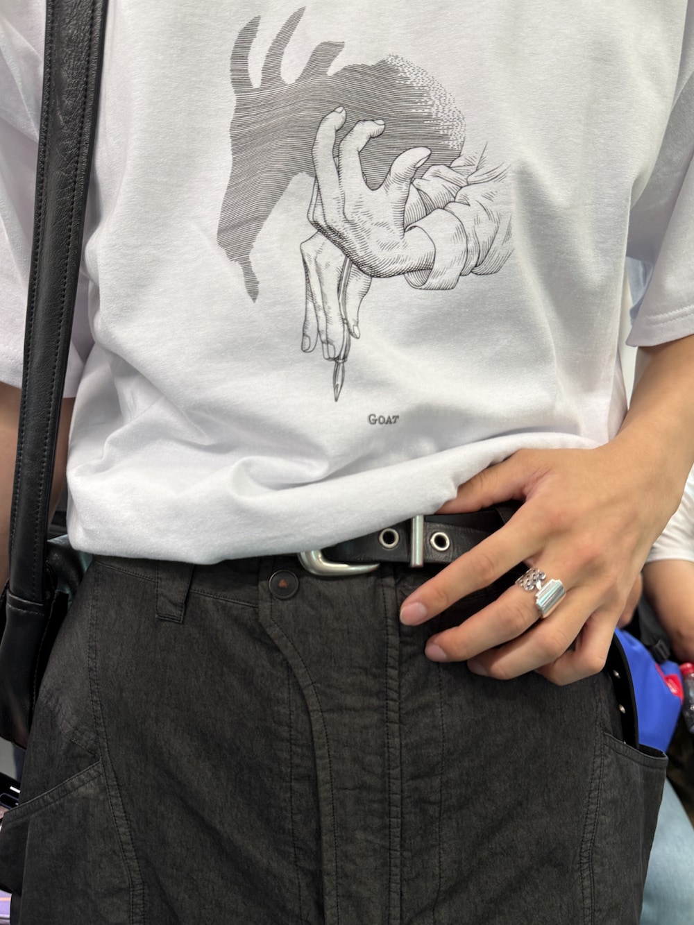 「モノトーン、白Tシャツ、プリントT、グラフィックＴ、夏コーデ、休日コーデ、カーゴパンツ、夏だ！Tシャツ着よう！」｜「URU TOKYOのCREW NECK S/S TEE（Tシャツ/カットソー、ホワイト系）」を使った、KAIさん（メンズ・183cm）の春コーディネートの5枚目の写真