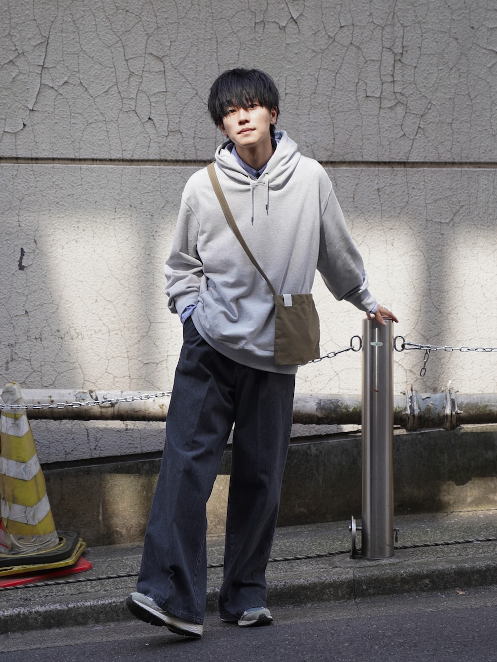 「春服デビュー宣言、カジュアル、大人カジュアル、パーカー、レイヤードスタイル、ストライプシャツ、ストライプ、ショルダーバッグ、ミニバッグ、デニムパンツ、スニーカー、ニューバランス、UNIQLO、プチプラ」｜「UNIQLOのスウェットプルパーカ(長袖)（パーカー、グレー系）」を使った、KAIさん（メンズ・183cm）の春コーディネートの2枚目の写真