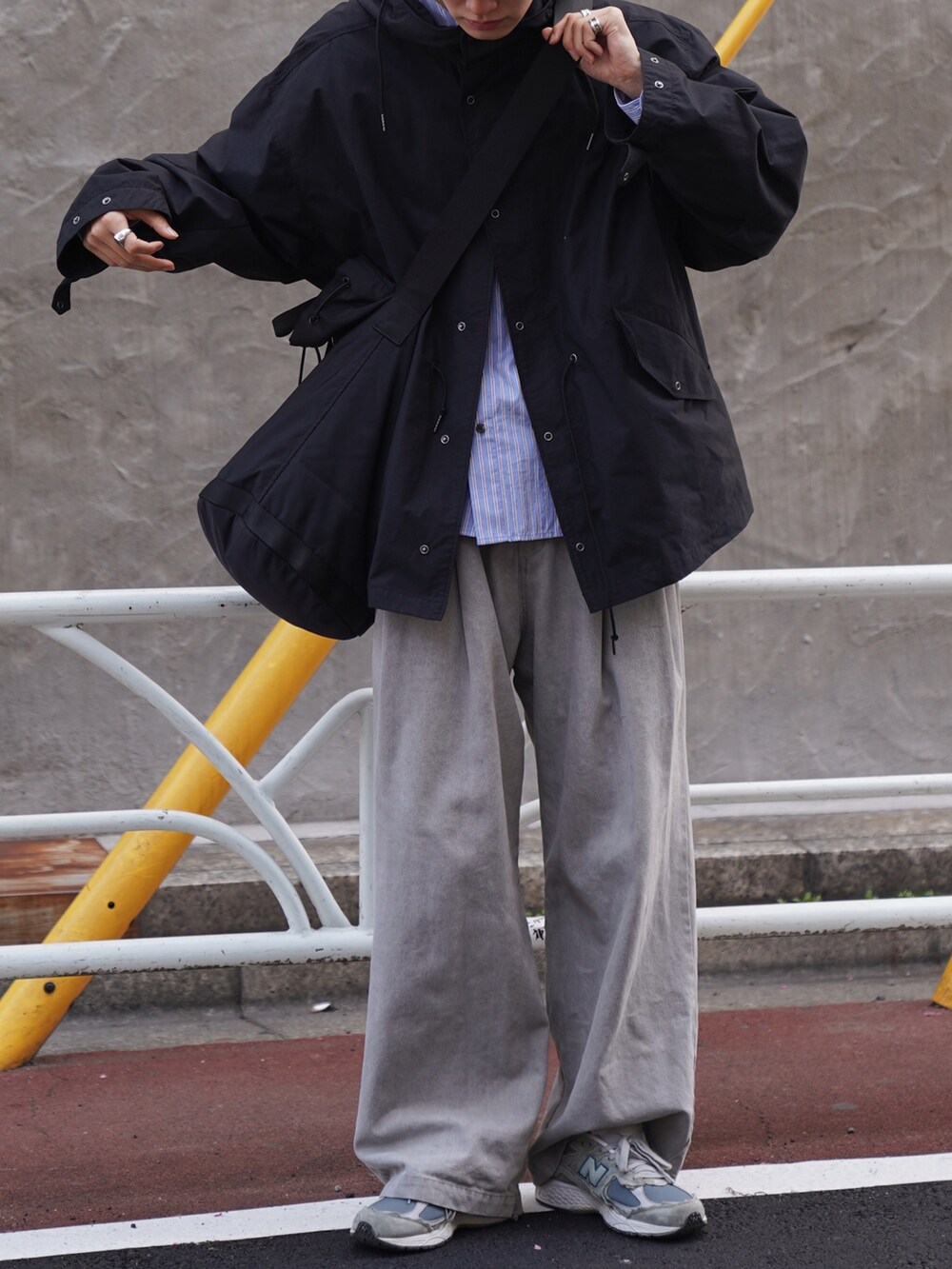 「春服デビュー宣言、大人カジュアル、カジュアル、ワイドパンツ、スノーパーカー、ブラック、巾着バッグ、デカバッグ、ショルダーバッグ、ストライプシャツ、デニム、春服、ゆるコーデ、ニューバランス」｜「WHIMSICの【WHIMSIC】マルチファンクションスノーパーカー＆ベスト（ナイロンジャケット、ブラック系）」を使った、KAIさん（メンズ・183cm）の春コーディネートの5枚目の写真