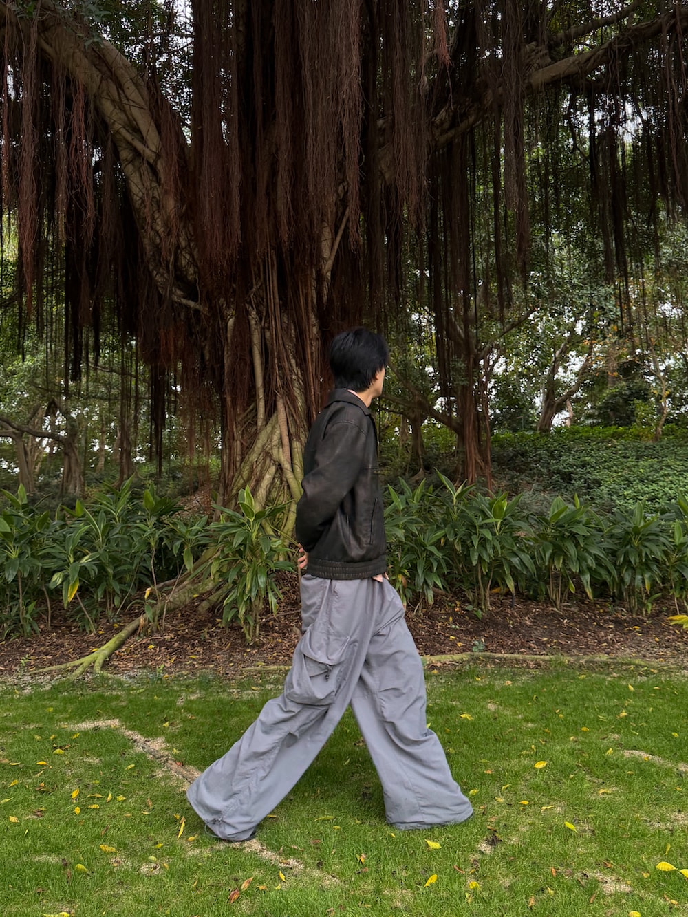 ブラウン系のブルゾン、ピンク系のシャツ/ブラウス、グレー系のカーゴパンツを着用したメンズの冬コーディネートの5枚目の写真