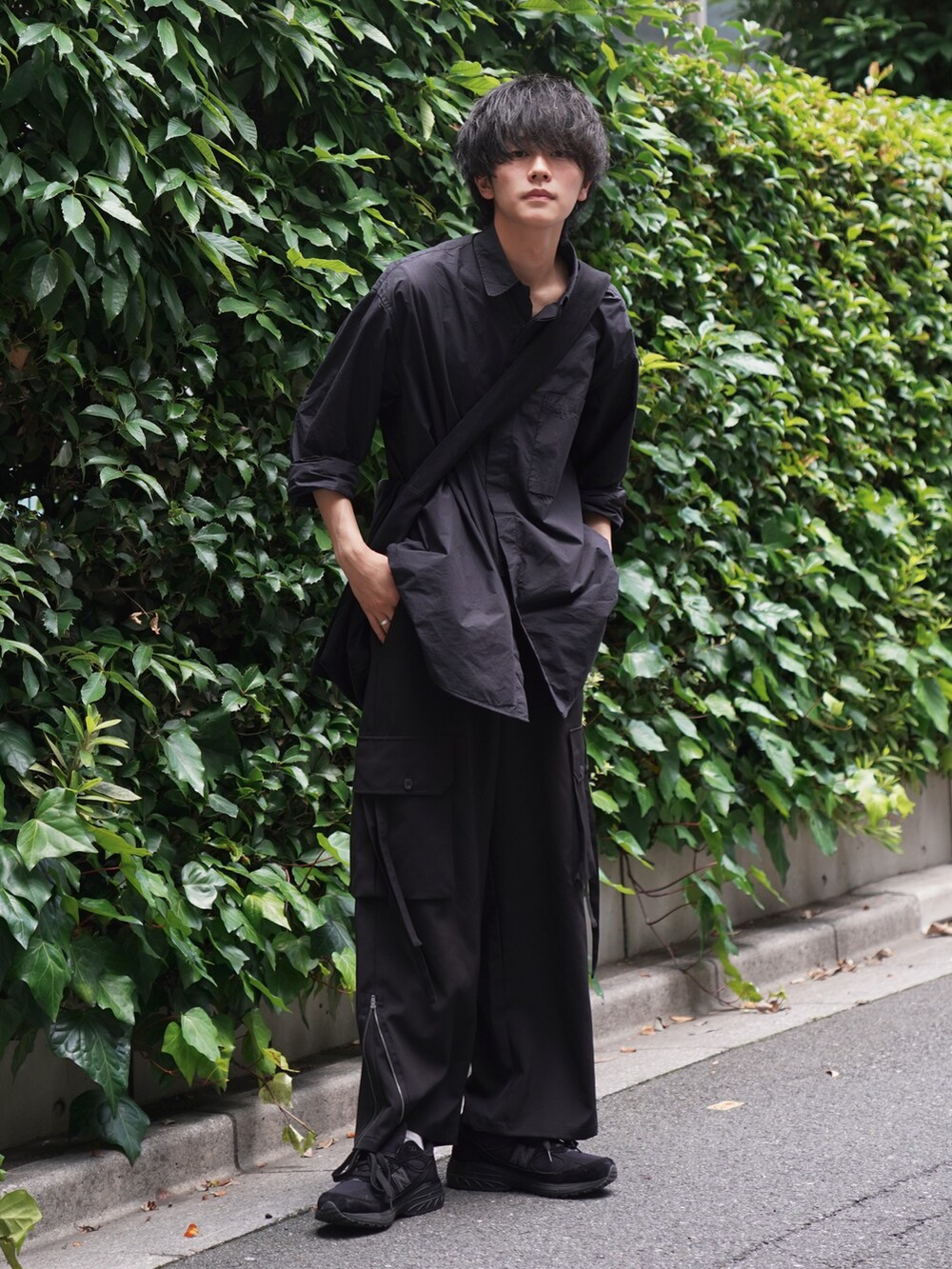 「大人コーデ、夏、オトナカジュアル、cordura、シャツスタイル、休日スタイル、オールブラック、カーゴパンツ、ミリタリー、カジュアル、モノトーンコーデ、パラシュートパンツ、スニーカー、ニューバランス」｜「FREAK'S STOREのFREAK'S STORE/フリークスストア CORDURA SHT BLOUSON /コーデュラ/シャツブルゾン（ブルゾン、ブルー系）」を使った、KAIさん（メンズ・183cm）の夏コーディネートの2枚目の写真