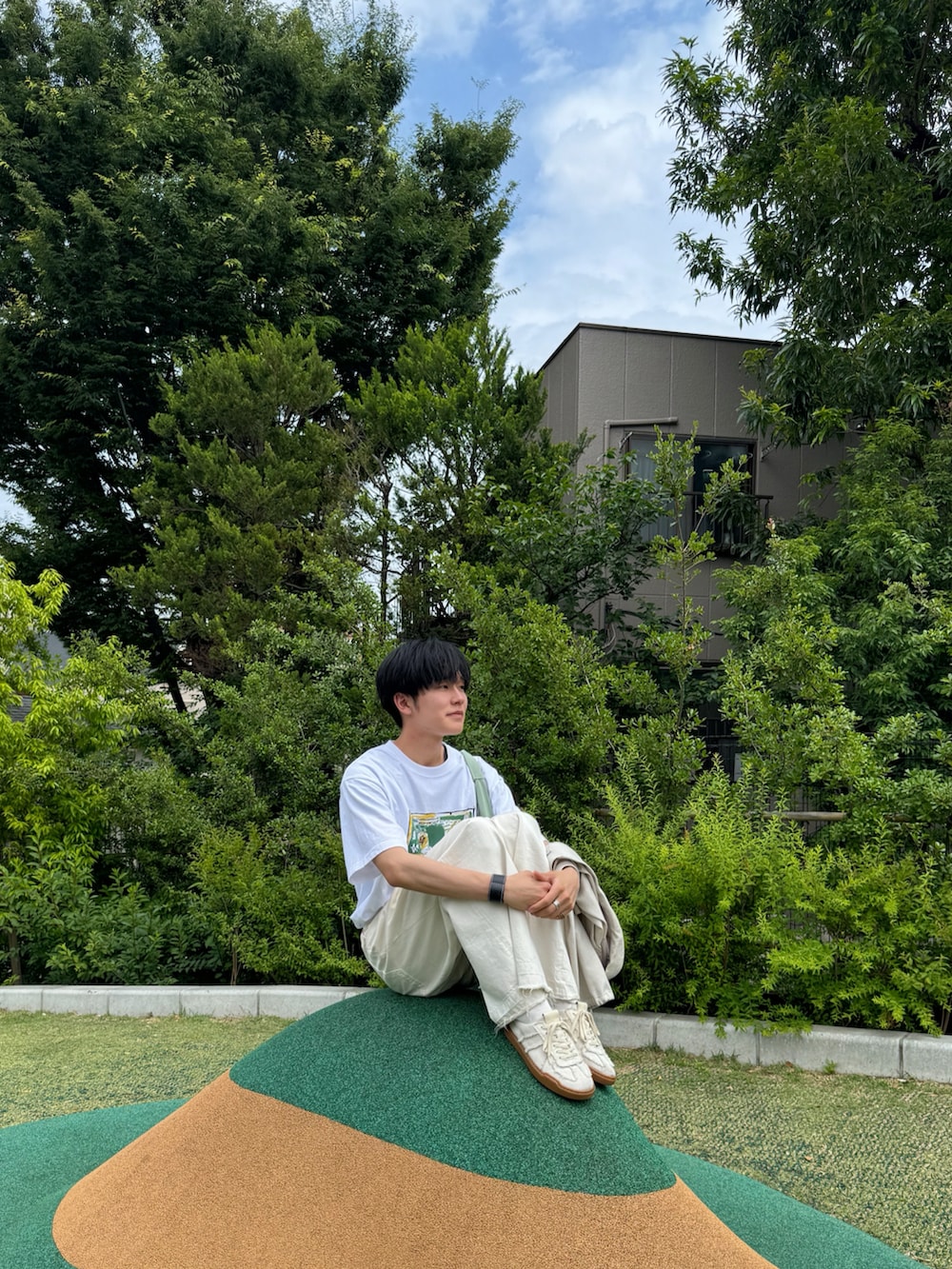 「プチプラ、ユニクロ、オトナカジュアル、初夏コーデ、ゆるコーデ、休日スタイル、休日コーデ、ホワイトコーデ、オールホワイト、デニム、グラフィックＴ、夏コーデ」｜「UNIQLOのバスキアUT（Tシャツ/カットソー、ホワイト系）」を使った、KAIさん（メンズ・183cm）の夏コーディネートの3枚目の写真