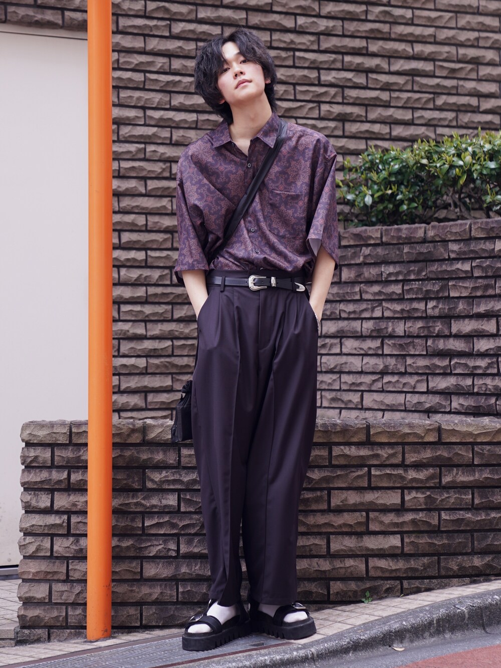 ブラウン系のシャツ/ブラウス、ブラック系のショルダーバッグ、グレー系のその他パンツを着用したメンズの春コーディネートの4枚目の写真