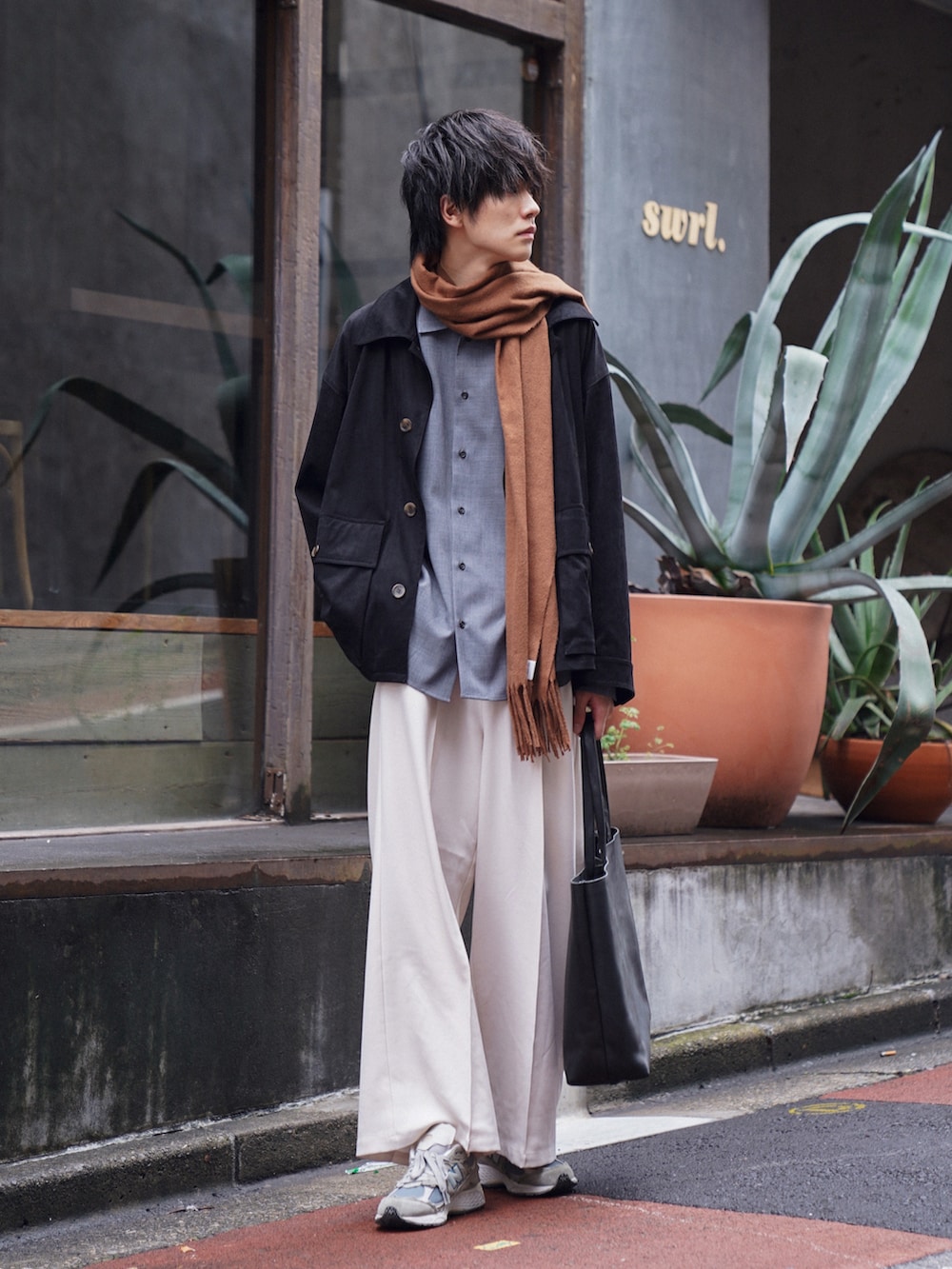 「WEARハロウィン2022、今日のコーデ、秋冬コーデ、ビッグシルエット、休日スタイル、ジャケット、m47、シンプルスタイル、大人カジュアル、レイヤードスタイル、マフラー、白パンツ、ジャケットスタイル、CASPER JOHN、スニーカー」｜「CASPER JOHNのM-47 field jacket/M-47フィールドジャケット（ミリタリージャケット、ブラック系）」を使った、KAIさん（メンズ・183cm）の秋コーディネートの2枚目の写真