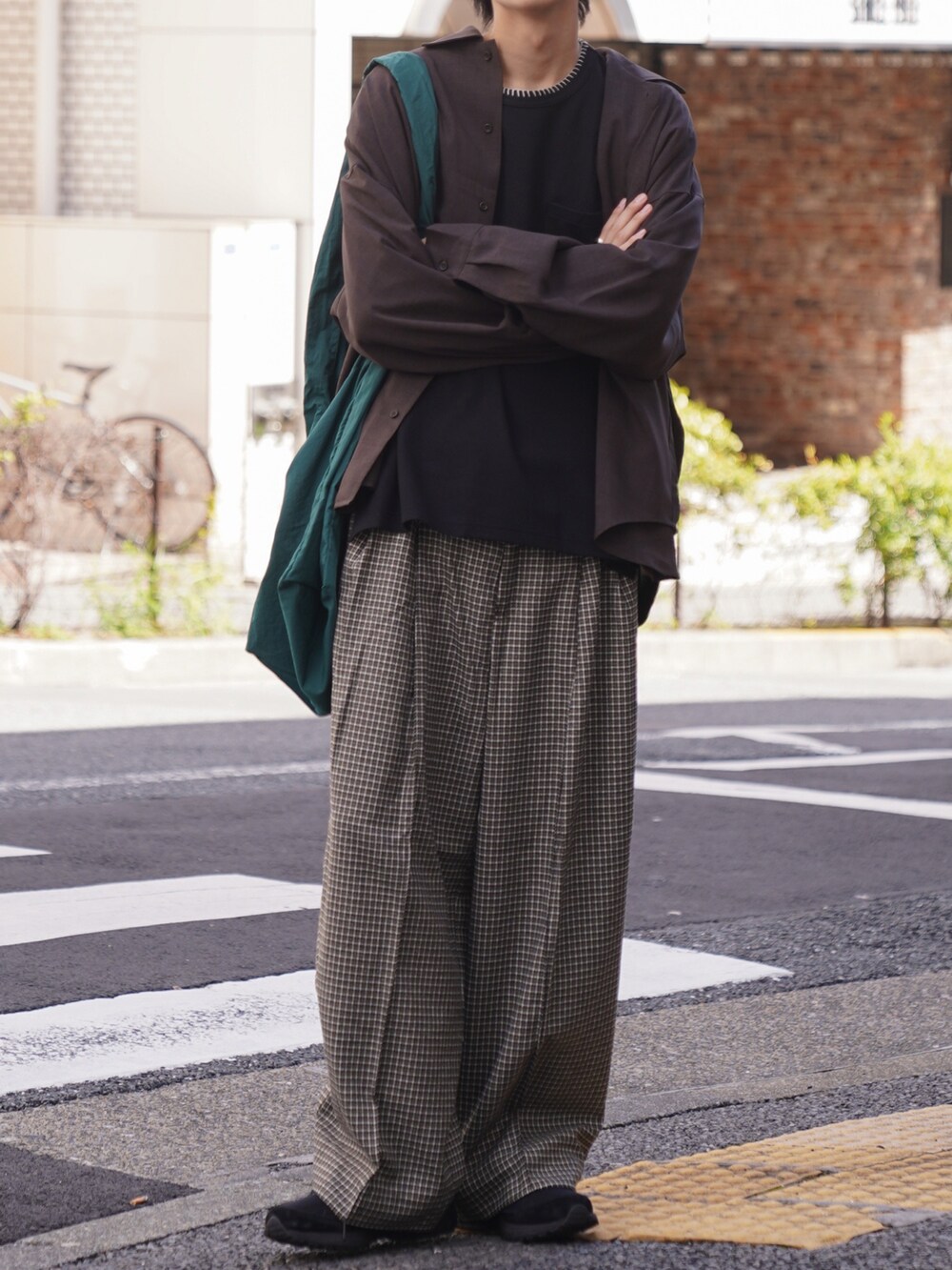 「大人コーデ、シンプルコーデ、オトナカジュアル、秋服準備はじめました、ブラウン、ブラウン色に染まれ、チェックパンツ、秋のコーデ、ショルダーバッグ、ナイロンバッグ、ビッグシルエット、シャツ好き集まれ、差し色、初秋コーデ、休日コーデ」｜「CASPER JOHNのImitation wool huge shirts/イミテーションウールヒュージシャツ（シャツ/ブラウス、ブラウン系）」を使った、KAIさん（メンズ・183cm）の秋コーディネートの5枚目の写真