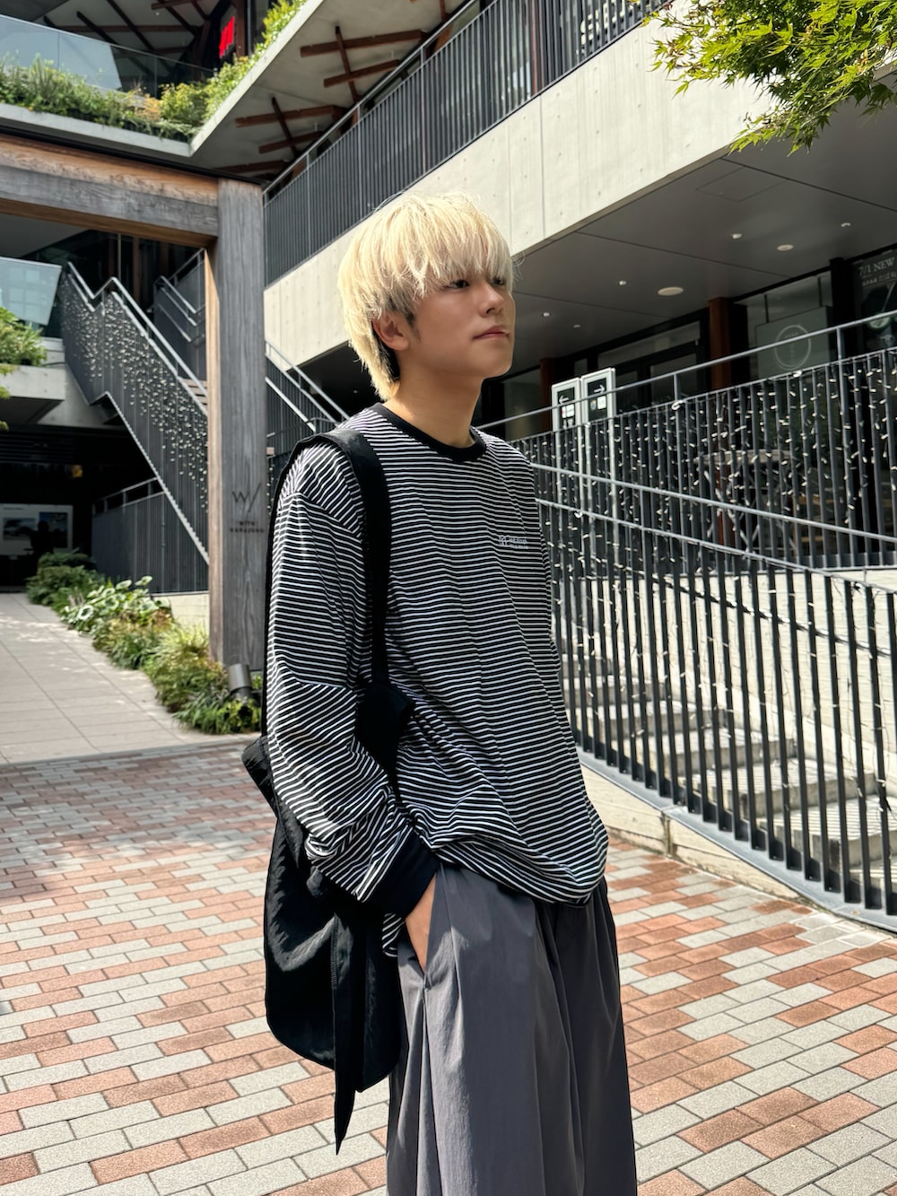 「秋っぽコーデ更新中、ワントーン、ボーダー、ロンT、カジュアル、休日コーデ、休日スタイル、シンプルコーデ、秋コーデ」｜「FirsthandのMA Firsthand/マ ファーストハンド BASIC LOGO ピンボーダー LS TEE / ロングスリーブTシャツ / ロンT / 長袖Tシャツ（Tシャツ/カットソー、ブラック系）」を使った、KAIさん（メンズ・183cm）の秋コーディネートの4枚目の写真