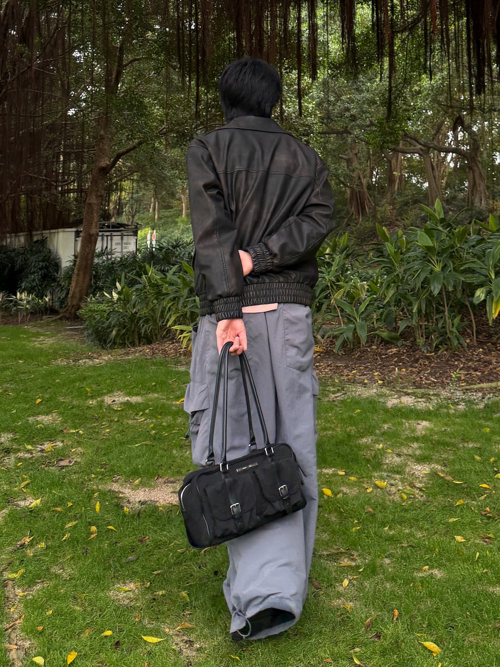 ブラウン系のブルゾン、ピンク系のシャツ/ブラウス、グレー系のカーゴパンツを着用したメンズの冬コーディネートの3枚目の写真