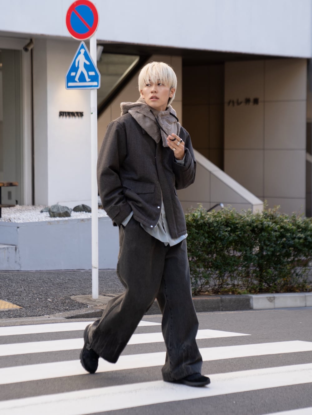 「クリスマスに着たい服、ブルゾン、バラクラバ、冬アウター、アースカラー、デニム、マイベストコーデ2024、休日コーデ」｜「VICTIMのVICTIM ヴィクティム / TECH SHIRTS セットアップビッグシルエットテックシャツ 撥水 / VTM-24-S-001（シャツ/ブラウス、ブルー系）」を使った、KAIさん（メンズ・183cm）の冬コーディネートの2枚目の写真