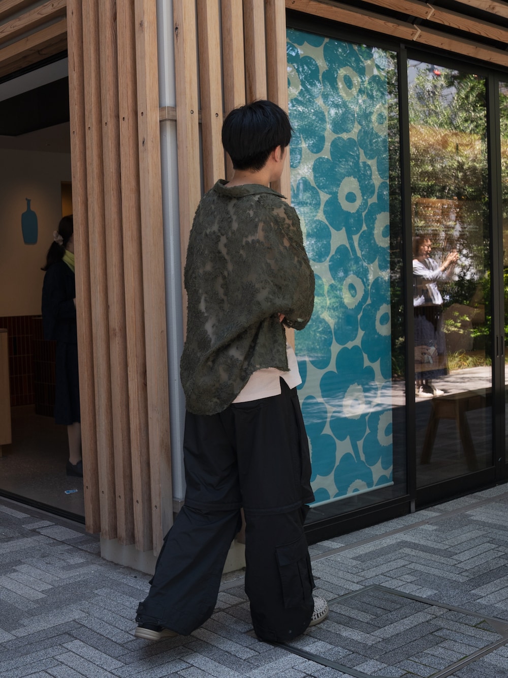 「夏コーデ、シースルー、柄シャツ、カーゴパンツ、keen、オトナカジュアル、お出かけコーデ、オーバーサイズ、きれいめカジュアル」｜「CASPER JOHNのVarious dolman shirts -fringe flower sheer- / バリアスドルマンシャツ -フリンジフラワーシアー-（シャツ/ブラウス、グリーン系）」を使った、KAIさん（メンズ・183cm）の夏コーディネートの3枚目の写真