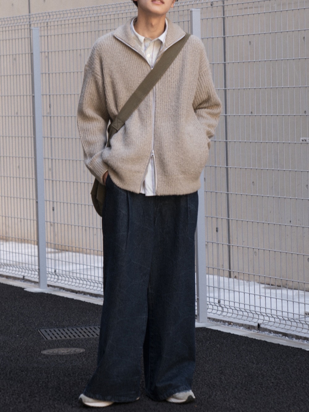 「レイヤードスタイル、ニット、ドライバーズニット、お出かけコーデ、秋コーデ、デニム、デニムパンツ、ショルダーバッグ、きれいめカジュアル、アースカラー」｜「CASPER JOHNのHard workers shirts/ハードワーカーズシャツ（シャツ/ブラウス、グリーン系）」を使った、KAIさん（メンズ・183cm）の秋コーディネートの4枚目の写真