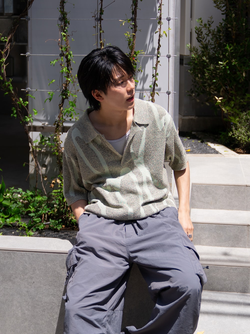 「カジュアル、大人カジュアル、ニットポロ、カーゴパンツ、夏コーデ、春夏コーデ」｜「CASPER JOHNのMarble skipper knit polo shirts/マーブルスキッパーニットポロシャツ（ポロシャツ、グリーン系）」を使った、KAIさん（メンズ・183cm）の春コーディネートの3枚目の写真