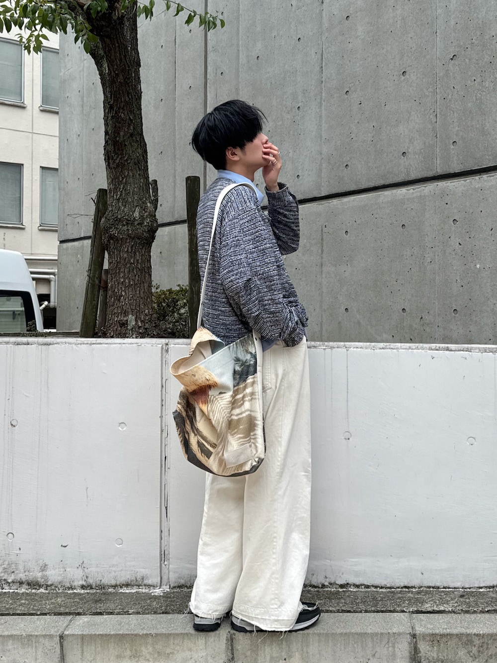 「シンプルコーデ、大人コーデ、白パンツ、デニムコーデ、スニーカーコーデ、ノーカラージャケット、差し色コーデ、ブルー、シャツスタイル、春ファッション、ショルダーバッグ、休日スタイル」｜「VICTIMのVICTIM ヴィクティム / NO COLLAR JACKET ブークレーニットノーカラージャケット / VTM-24-O-003（その他アウター、グレー系）」を使った、KAIさん（メンズ・183cm）の春コーディネートの3枚目の写真
