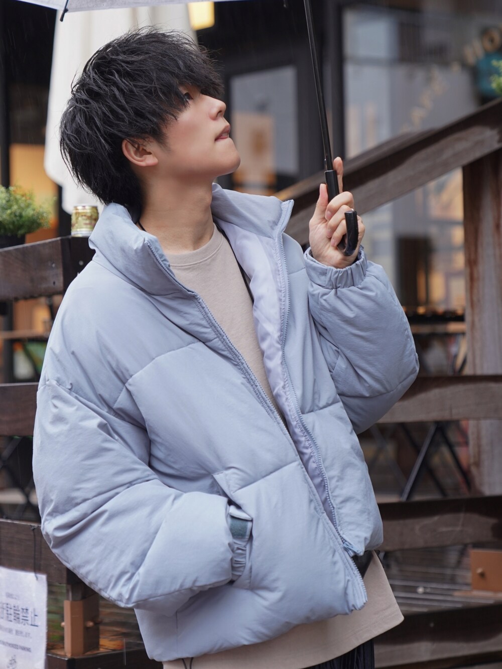 ブルー系のダウンジャケット/コート、ベージュ系のTシャツ/カットソー、ブラック系のその他パンツを着用したメンズの秋コーディネートの3枚目の写真