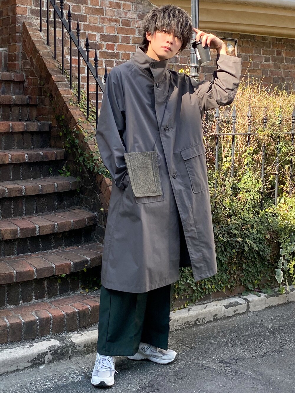 「大人コーデ、春、春アウター、ビックシルエット、休日コーデ、休日スタイル、バギーパンツ、カラーパンツ、ハイネック、ロングコート、キレイめ、スニーカー、スクエアバッグ、ミニバッグ、Alcindor Materials」｜「Alcindor Materialsのhigh neck coat/ハイネックコート（トレンチコート、グレー系）」を使った、KAIさん（メンズ・183cm）の春コーディネートの2枚目の写真