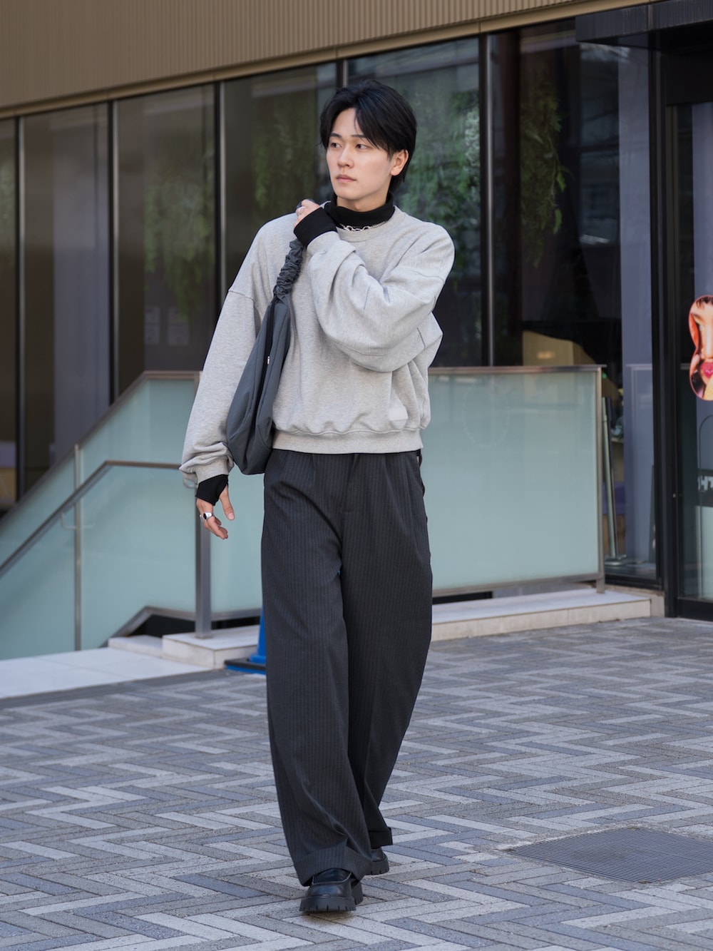 ブラック系のTシャツ/カットソー、グレー系のスウェット、グレー系のスウェットを着用したメンズの冬コーディネートの3枚目の写真