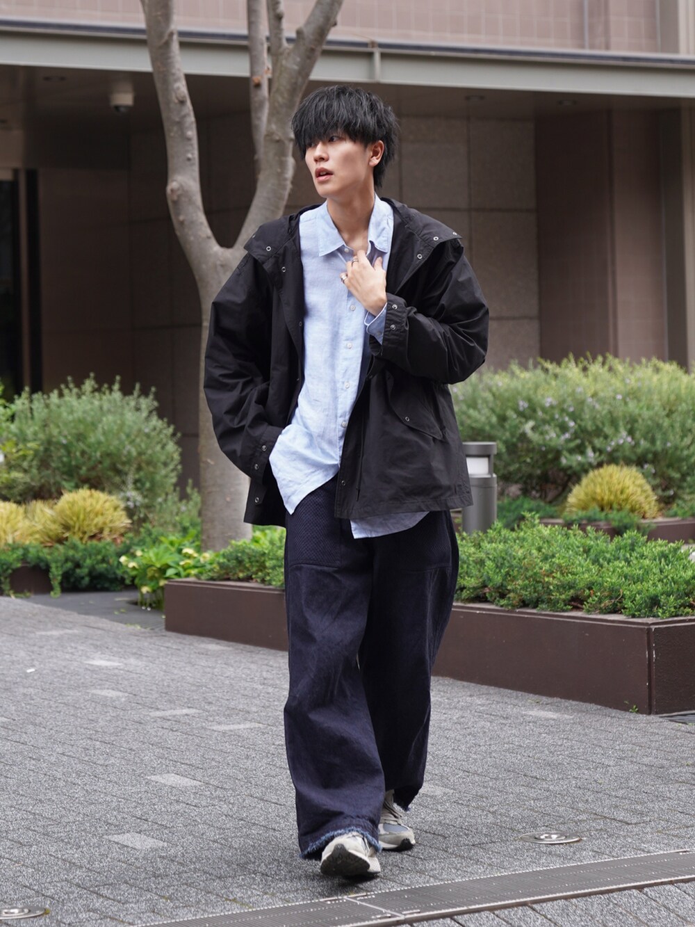 「大人カジュアル、カジュアルコーデ、春夏コーデ、大人コーデ、春服コーデ、ビッグシルエット、休日コーデ、リネン、リネンシャツ、デニムパンツ、スニーカー、ニューバランス、きれいめカジュアル、シャツスタイル」｜「WHIMSICの【WHIMSIC】マルチファンクションスノーパーカー＆ベスト（ナイロンジャケット、ブラック系）」を使った、KAIさん（メンズ・183cm）の春コーディネートの2枚目の写真
