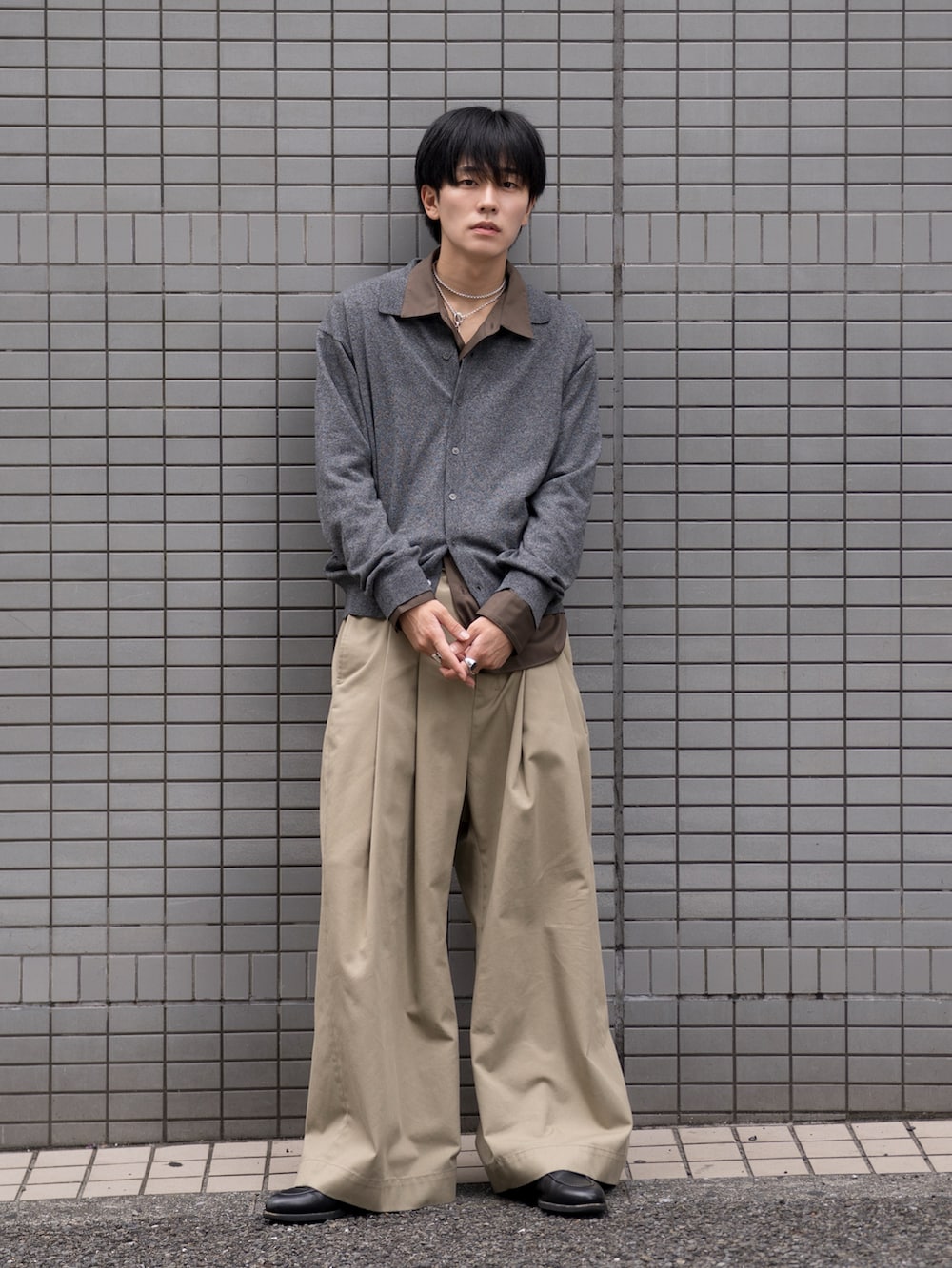 グレー系のシャツ/ブラウス、ブラウン系のシャツ/ブラウス、ブラック系のローファーを着用したメンズの秋コーディネートの2枚目の写真