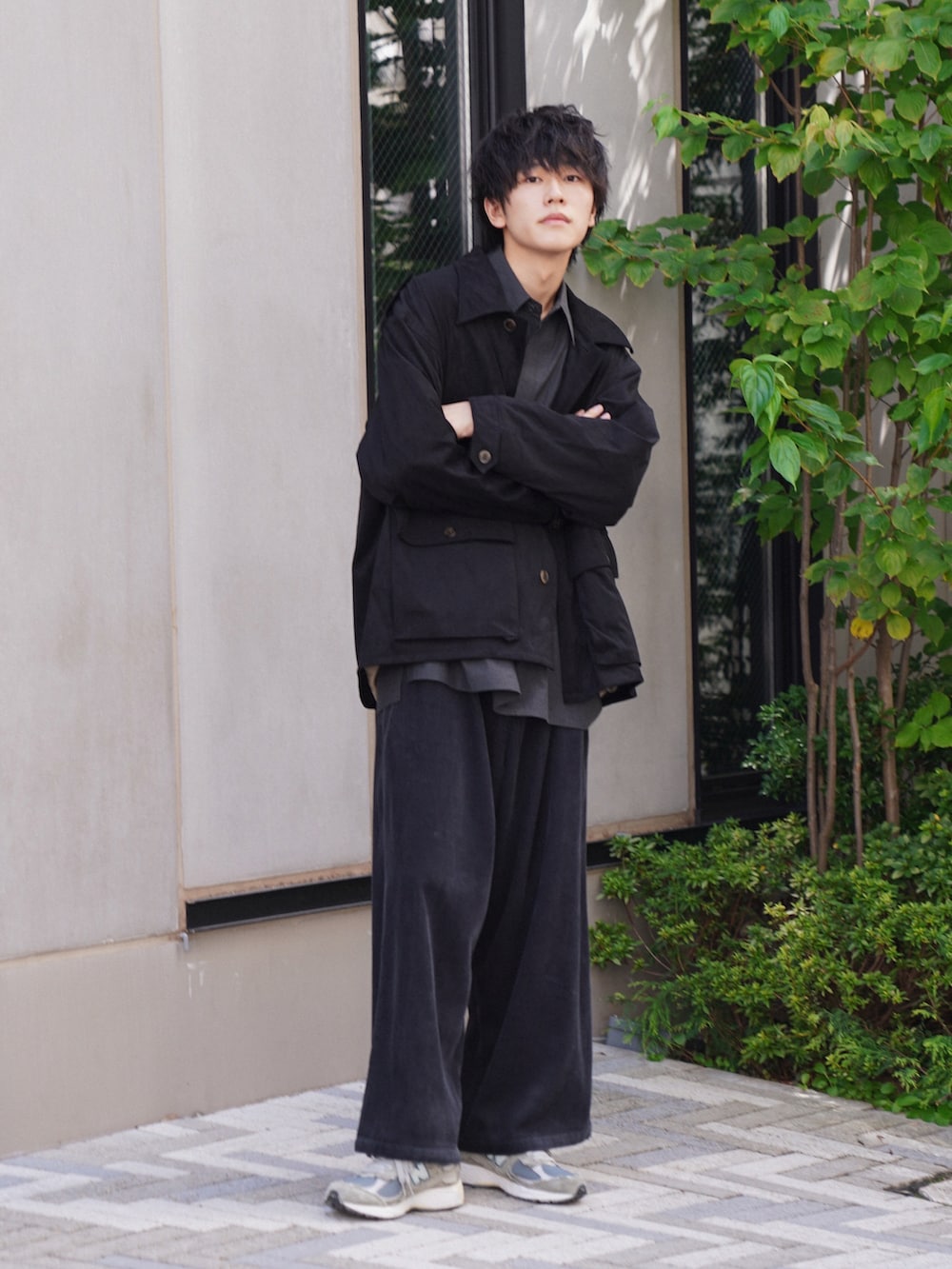 「休日スタイル、秋のコーデ、秋服、ジャケット、ミリタリー、オトナカジュアル、m47、ビッグシルエット、コーデュロイ、コーデュロイパンツ、モノトーンコーデ、スニーカー」｜「SLICKのシャンブレープルオーバーシャツ（シャツ/ブラウス、グレー系）」を使った、KAIさん（メンズ・183cm）の秋コーディネートの3枚目の写真