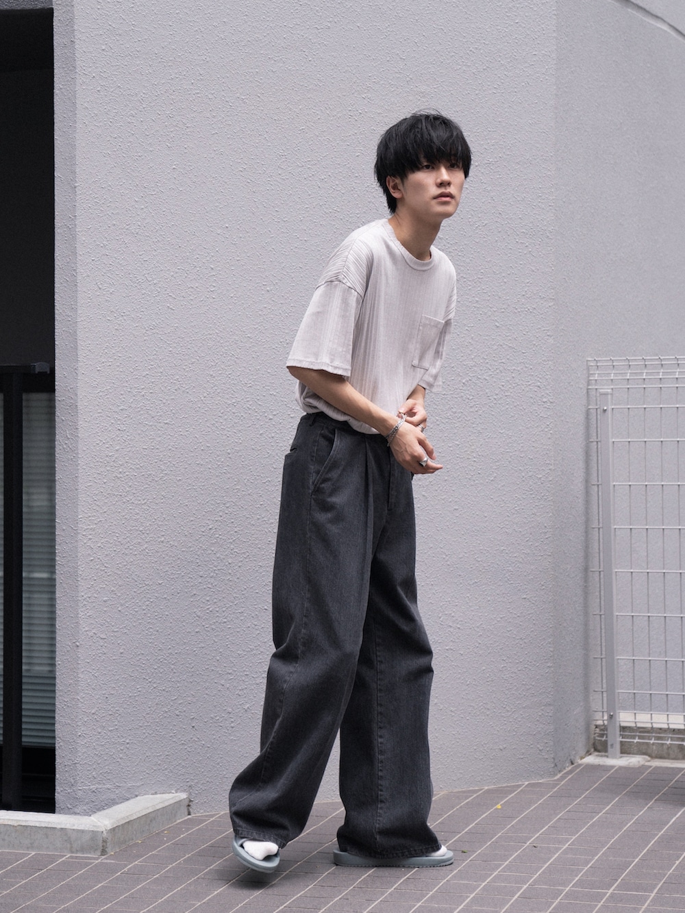 「夏コーデ、シンプルコーデ、タックイン、Tシャツ、カジュアルコーデ、プリーツ、デニム、フレアパンツ、初夏コーデ、サンダル、休日スタイル」｜「VICTIMのVICTIM ヴィクティム / PLEATS TEE プリーツTシャツ ビッグシルエットリブカットソー / VTM-23-T-033（Tシャツ/カットソー、グレー系）」を使った、KAIさん（メンズ・183cm）の夏コーディネートの2枚目の写真