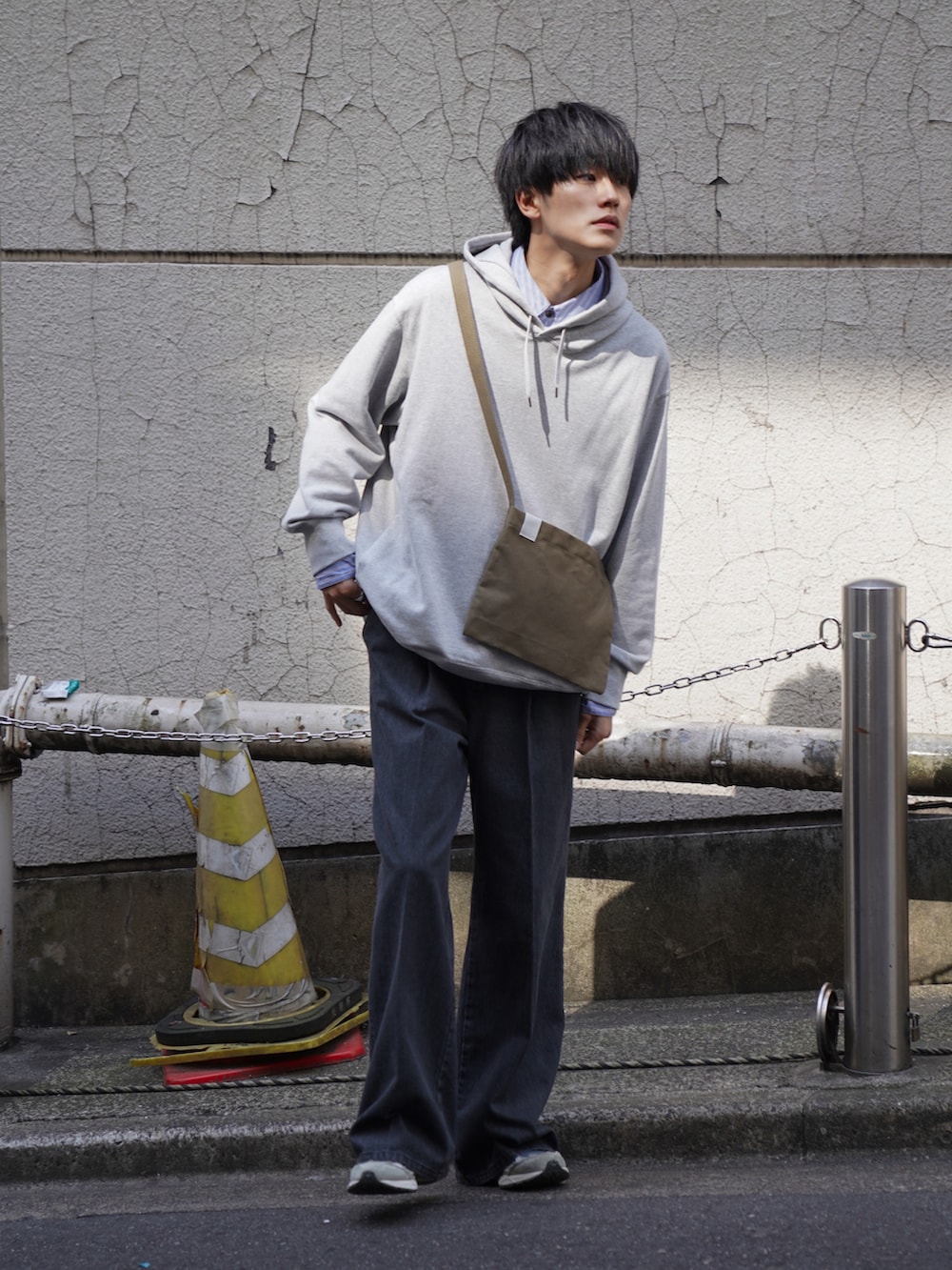 「春服デビュー宣言、カジュアル、大人カジュアル、パーカー、レイヤードスタイル、ストライプシャツ、ストライプ、ショルダーバッグ、ミニバッグ、デニムパンツ、スニーカー、ニューバランス、UNIQLO、プチプラ」｜「UNIQLOのスウェットプルパーカ(長袖)（パーカー、グレー系）」を使った、KAIさん（メンズ・183cm）の春コーディネートの3枚目の写真