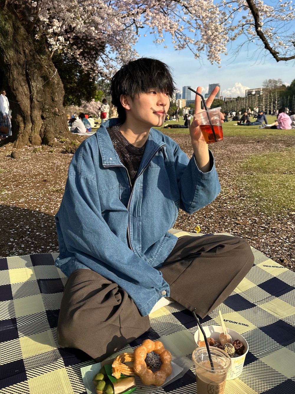 「いまどきジャケット写真、オーバーサイズ、春夏コーデ、休日スタイル、お花見コーデ、大人カジュアル、デニムジャケット、デニム、フレアパンツ、オトナカジュアル、春コーデ、コンバース」｜「CASPER JOHNのHigh neck denim blouson/ハイネックデニムブルゾン（デニムジャケット、ブルー系）」を使った、KAIさん（メンズ・183cm）の春コーディネートの3枚目の写真