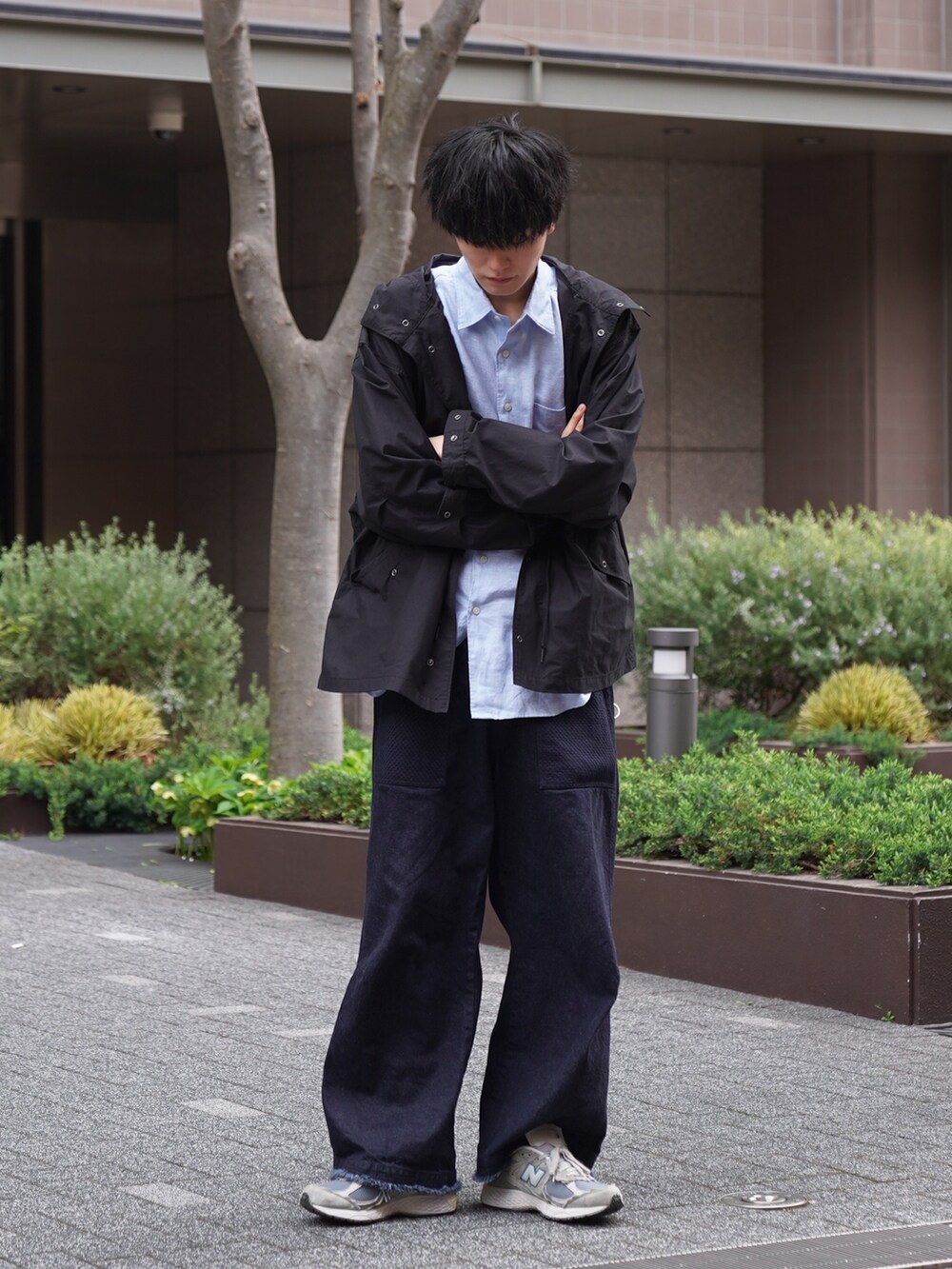 「大人カジュアル、カジュアルコーデ、春夏コーデ、大人コーデ、春服コーデ、ビッグシルエット、休日コーデ、リネン、リネンシャツ、デニムパンツ、スニーカー、ニューバランス、きれいめカジュアル、シャツスタイル」｜「WHIMSICの【WHIMSIC】マルチファンクションスノーパーカー＆ベスト（ナイロンジャケット、ブラック系）」を使った、KAIさん（メンズ・183cm）の春コーディネートの3枚目の写真