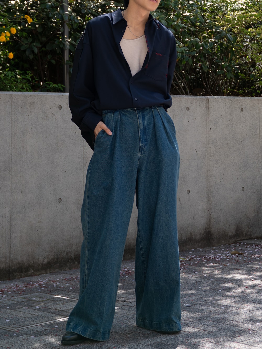 「タックイン、デニム、デニムパンツ、デニムコーデ、春めき満開コーデ、シンプルスタイル、MARNI、カジュアルコーデ、きれいめカジュアル、休日スタイル、シャツスタイル」｜「MARNIのLIGHT WOOL BREND / ロングスリーブシャツ（シャツ/ブラウス、ブラック系）」を使った、KAIさん（メンズ・183cm）の春コーディネートの2枚目の写真