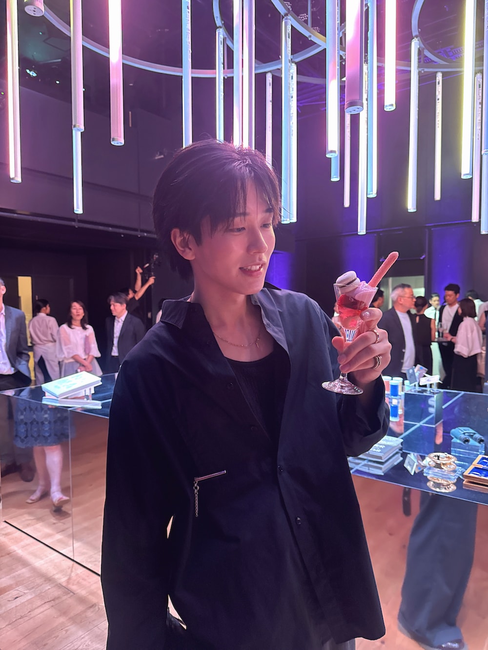 「キレイめ、シャツスタイル、ストライプ、ストライプパンツ、スラックス、夏ルックで気分アップ」｜「LAPIISのCOTTON SILK REGULAR SHIRT（シャツ/ブラウス、ブルー系）」を使った、KAIさん（メンズ・183cm）の夏コーディネートの3枚目の写真