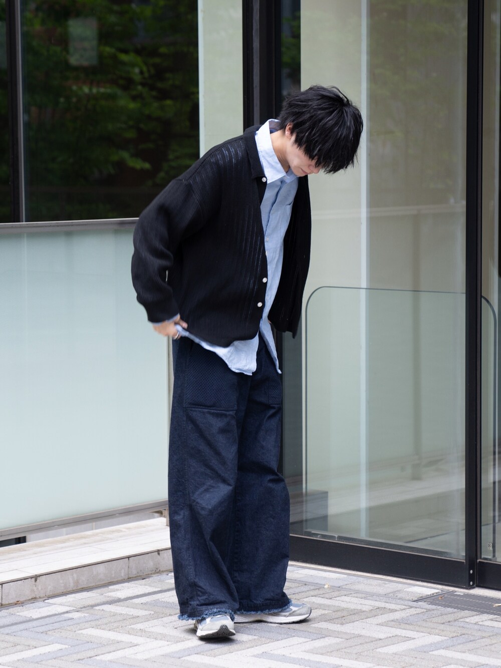 「カジュアル、シンプルコーデ、カーディガン、ブルー、ブルーコーデ、デニム、デニムパンツ、ニューバランス、スニーカー、シャツ、シャツスタイル、休日スタイル、きれいめカジュアル」｜「VICTIMのVICTIM ヴィクティム / BIG KNIT SHIRTS  透かし編みビッグシルエットニットシャツ カーディガン / VTM-23-N-019（カーディガン/ボレロ、ブラック系）」を使った、KAIさん（メンズ・183cm）の春コーディネートの2枚目の写真