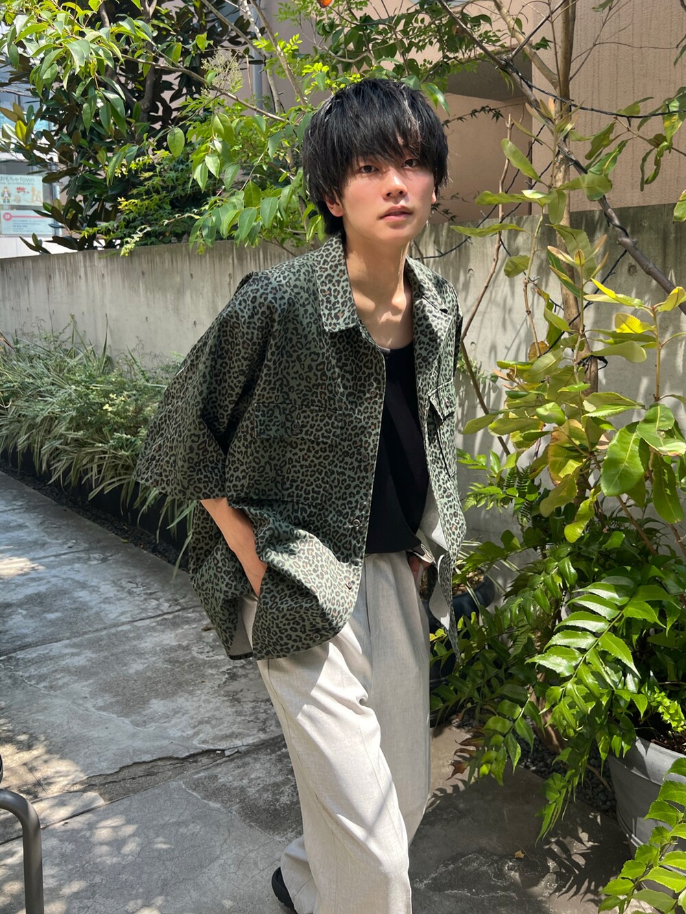 「夏コーデ、カジュアルコーデ、レオパード、ゆるコーデ、ストリートコーデ、サンダル、ビッグシルエット、FREAK’Ｓ STORE、スラックス、白パンツ、タックイン、柄シャツ」｜「FREAK'S STOREのFREAK'S STORE/フリークスストア イージー ハーフスリーブシャツ/半袖シャツ（シャツ/ブラウス、その他）」を使った、KAIさん（メンズ・183cm）の夏コーディネートの2枚目の写真