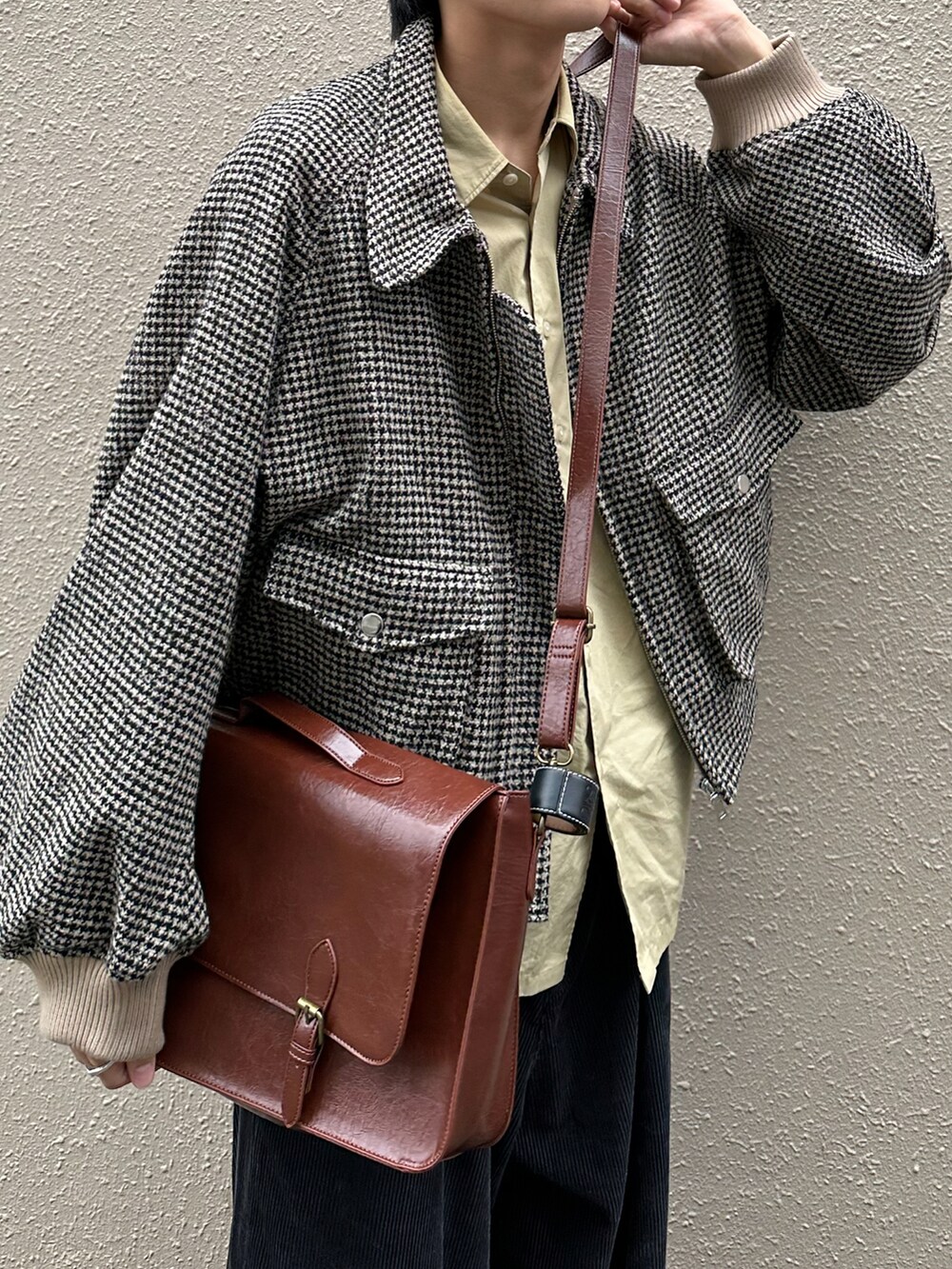 「秋ルック紹介するよ、大人カジュアル、メンズコーデ、きれいめカジュアル、カジュアルコーデ、ビックシルエット、ブルゾン、フライトジャケット、ショート丈アウター、レイヤードスタイル、イエロー、差し色、コーデュロイ、ローファー、サッチェルバッグ」｜「Knuth Marfのround sleeve flight jacket/chidori（ジャケット/アウター、ブラウン系）」を使った、KAIさん（メンズ・183cm）の秋コーディネートの3枚目の写真