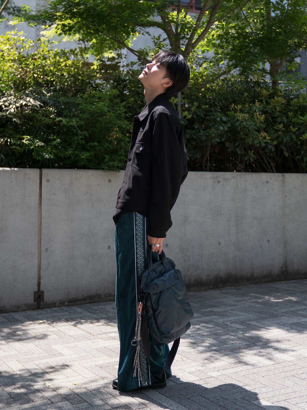 「最近のいい感じコーデ、大人カジュアル、ショルダーバッグ、ベロア、ベロアパンツ、ラインパンツ、春ファッション、オトナカジュアル」｜「Camphor woodのvelvet flower embroidery line baggy track pants / フラワー花刺繍ベロアバギートラックパンツ（その他パンツ、ブルー系）」を使った、KAIさん（メンズ・183cm）の春コーディネートの2枚目の写真