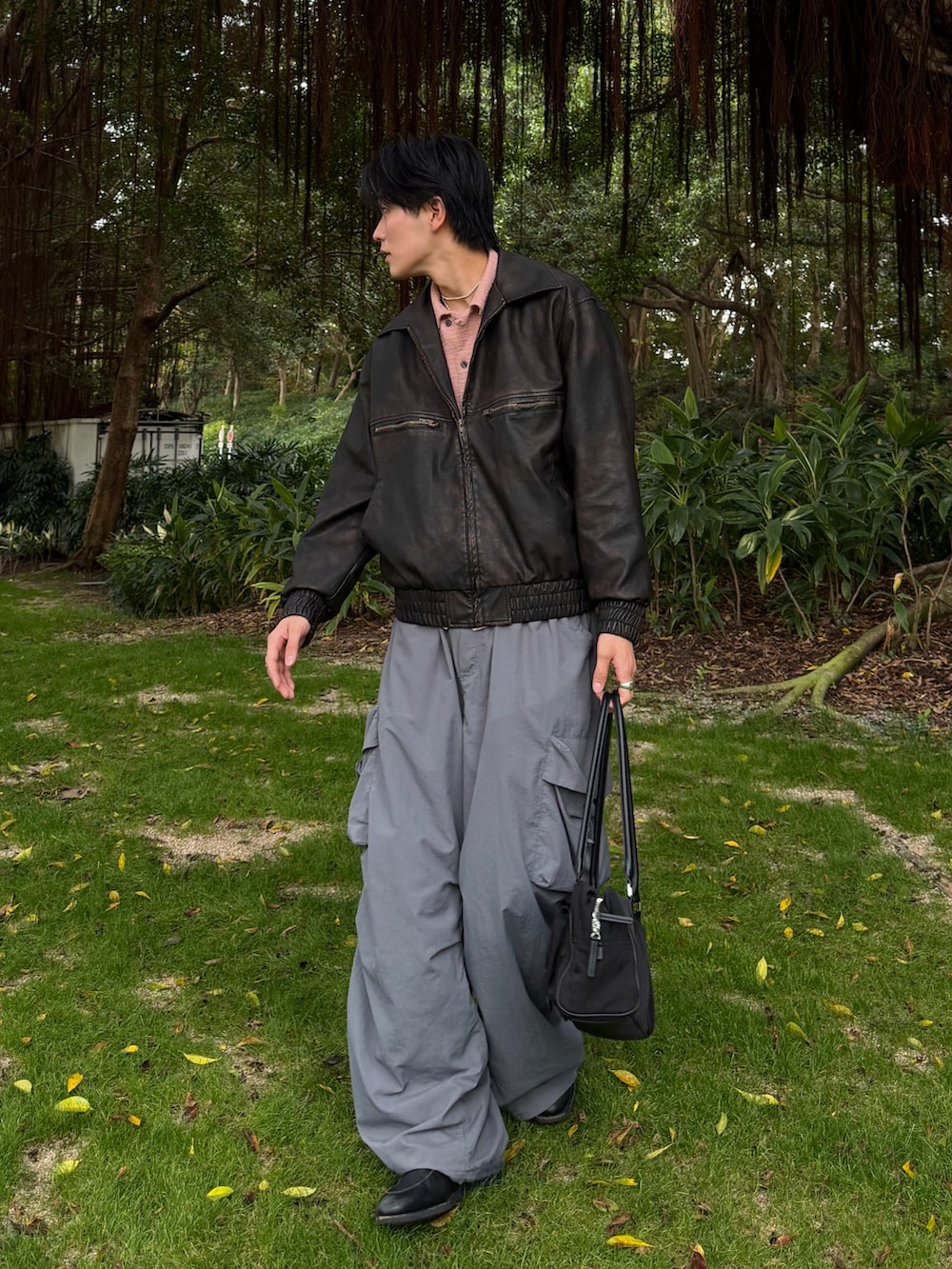 ブラウン系のブルゾン、ピンク系のシャツ/ブラウス、グレー系のカーゴパンツを着用したメンズの冬コーディネートの2枚目の写真