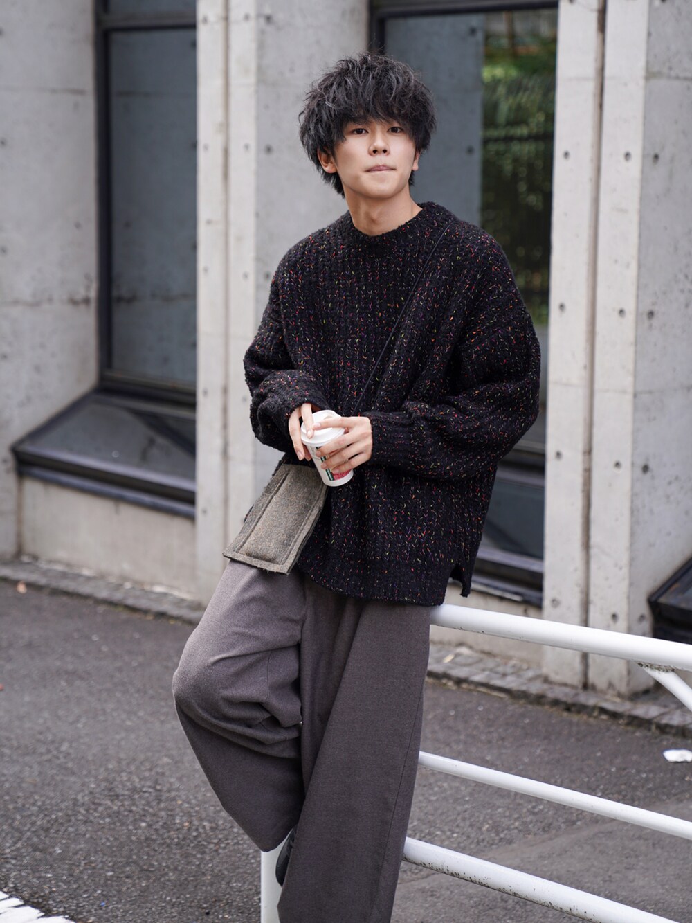 「ニット、ビッグシルエット、ブラック、セーター、黒、冬コーデ、カラフル、オーバーサイズ、スニーカーコーデ、シンプルコーデ、ジャーマントレーナー、オトナカジュアル」｜「MAISON SPECIALの《ユニセックスアイテム》BOCCOLO/ボッコロ プライムオーバークルーネックニットプルオーバー 【MAISON SPECIAL/メゾンスペシャル】（ニット/セーター、ブラック系）」を使った、KAIさん（メンズ・183cm）の秋コーディネートの3枚目の写真