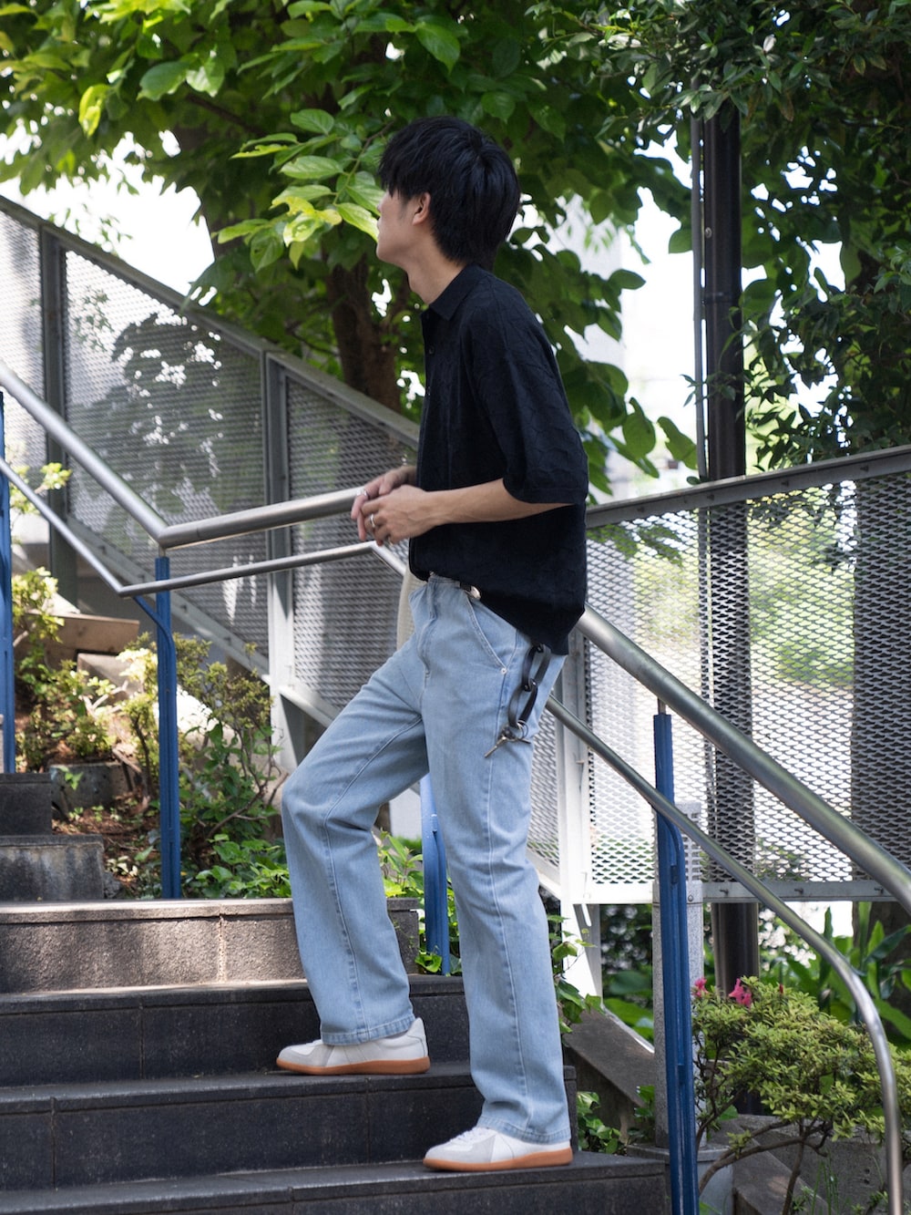 「カジュアルコーデ、休日コーデ、シンプルコーデ、ストレートパンツ、デニムパンツ、タックイン、ニットポロ、ポロシャツ、スニーカーコーデ、ジャーマントレーナー、休日スタイル、ショルダーバッグ、お出かけコーデ日記」｜「SLICKのジオメトリックレースニットポロ（ポロシャツ、ブラック系）」を使った、KAIさん（メンズ・183cm）の春コーディネートの3枚目の写真