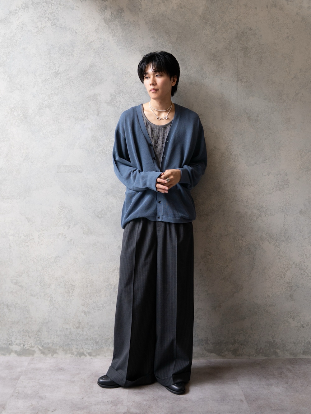 「夏ルックで気分アップ、グレー、カーディガン、大人コーデ、休日スタイル、スラックス、シンプルコーデ」｜「Camphor woodの２tuck wide baggy slacks / ２タックワイドバギーフレアスラックス（スラックス、グレー系）」を使った、KAIさん（メンズ・183cm）の夏コーディネートの2枚目の写真