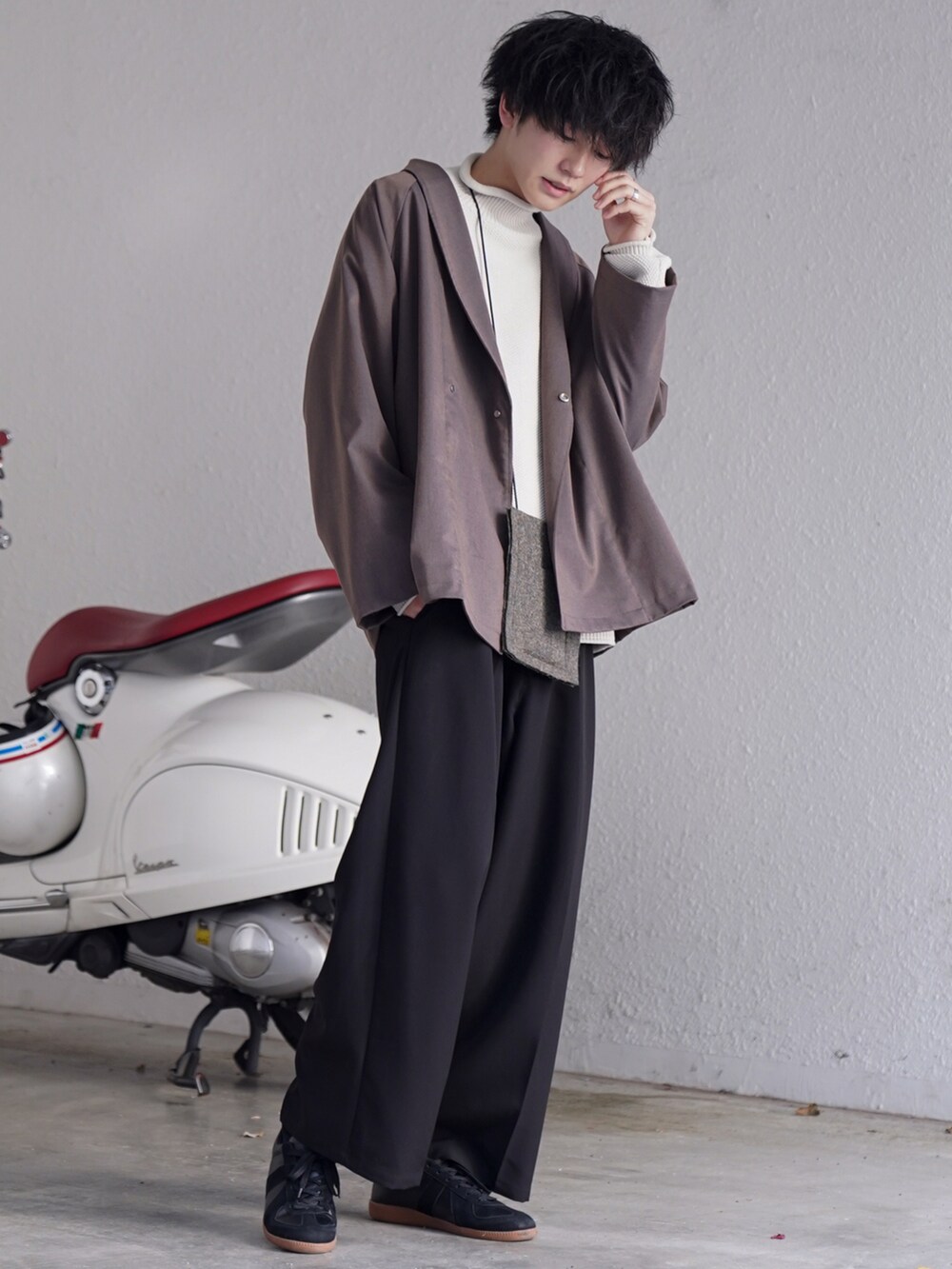 「ニット、ジャケット、ビッグシルエット、秋のコーデ、大人カジュアル、休日スタイル、ボトルネック、和装、シンプルコーデ、ミニバッグ、ゆるコーデ、和服、秋冬コーデ、スクエアバッグ」|「Alcindor Materialsのsamue jacket/サムエジャケット(その他アウター、ブラウン系)」を使った、KAIさん(メンズ・183cm)の秋コーディネートの2枚目の写真