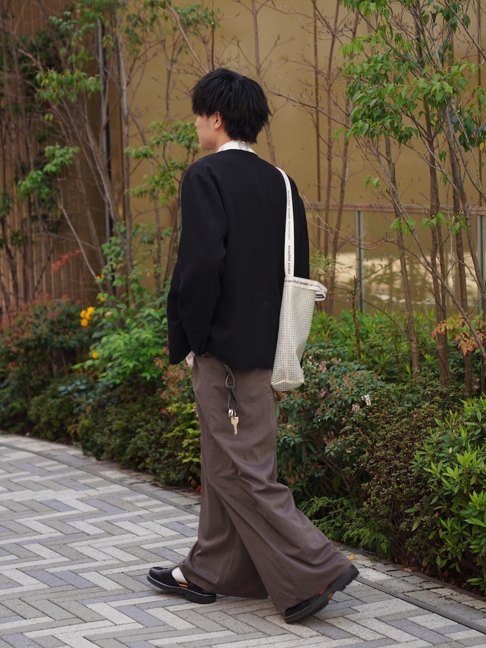 「大人カジュアル、ノーカラージャケット、春夏コーデ、柄シャツ、休日コーデ、オーバーサイズ、ビックシルエット、ワイドパンツ、いまどきジャケット写真、春アウター、シンプル、休日スタイル、ショルダーバッグ、バギーパンツ、シャツスタイル」｜「TAUPEのTAUPE/トープ/２ＷＡＹナイロンカーディガンジャケット（テーラードジャケット、ブラック系）」を使った、KAIさん（メンズ・183cm）の春コーディネートの4枚目の写真