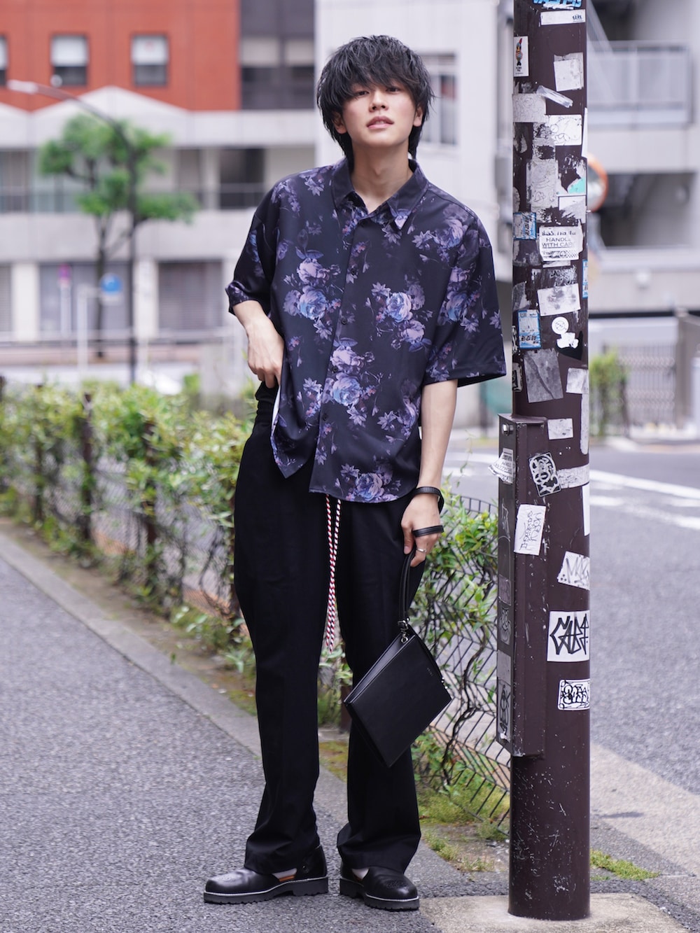 「柄シャツ、花柄、総柄、休日コーデ、ゆるコーデ、初夏コーデ、ビックシルエット、キレイめ、シャツコーデ、シャツスタイル、スラックス、グルカサンダル、スクエアバッグ」｜「NILWAYの総柄トロミ半袖オーバーサイズシャツ/柄シャツ（シャツ/ブラウス、ブラック系）」を使った、KAIさん（メンズ・183cm）の春コーディネートの3枚目の写真