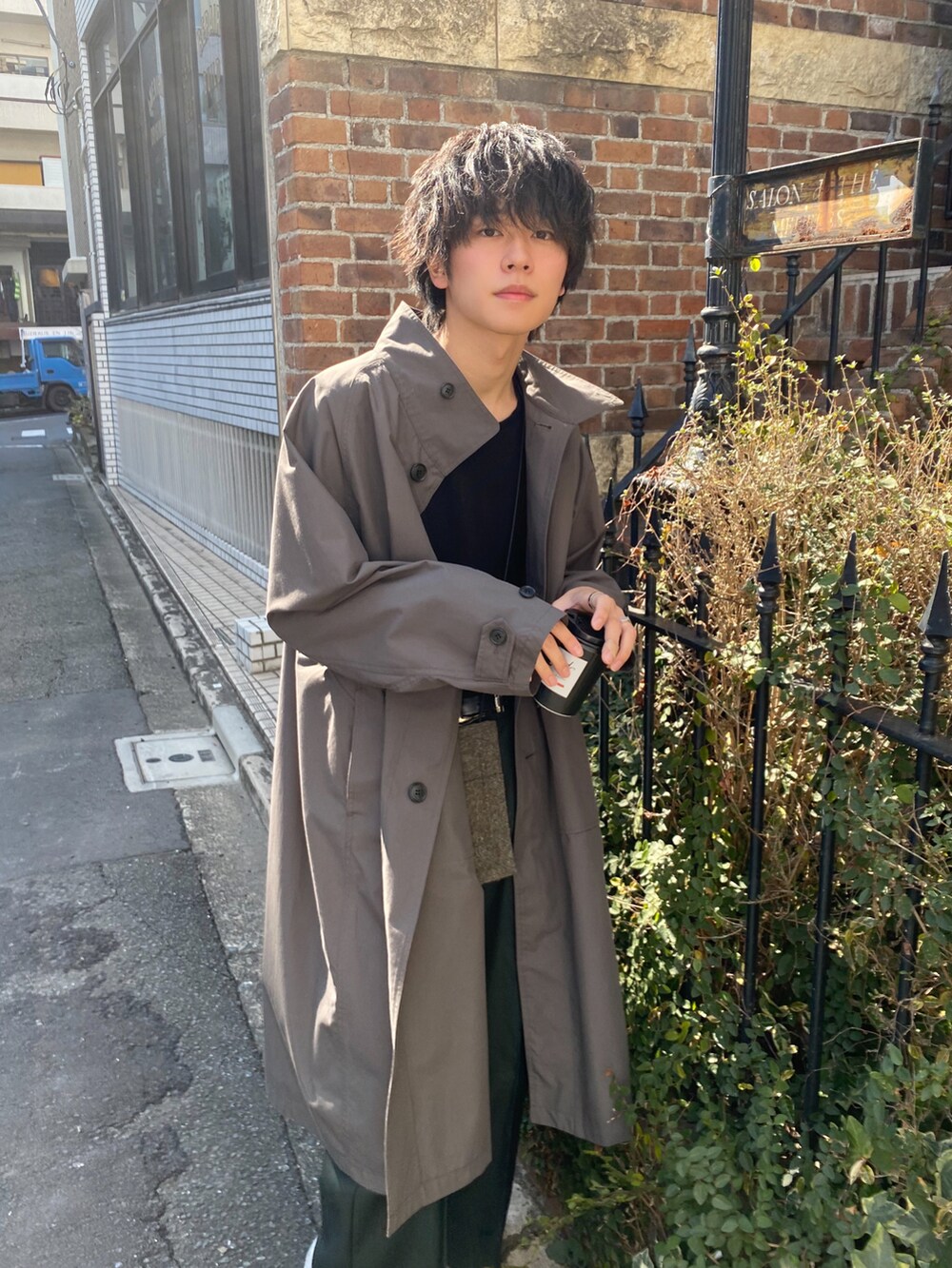 「大人コーデ、春、春アウター、ビックシルエット、休日コーデ、休日スタイル、バギーパンツ、カラーパンツ、ハイネック、ロングコート、キレイめ、スニーカー、スクエアバッグ、ミニバッグ、Alcindor Materials」｜「Alcindor Materialsのhigh neck coat/ハイネックコート（トレンチコート、グレー系）」を使った、KAIさん（メンズ・183cm）の春コーディネートの4枚目の写真